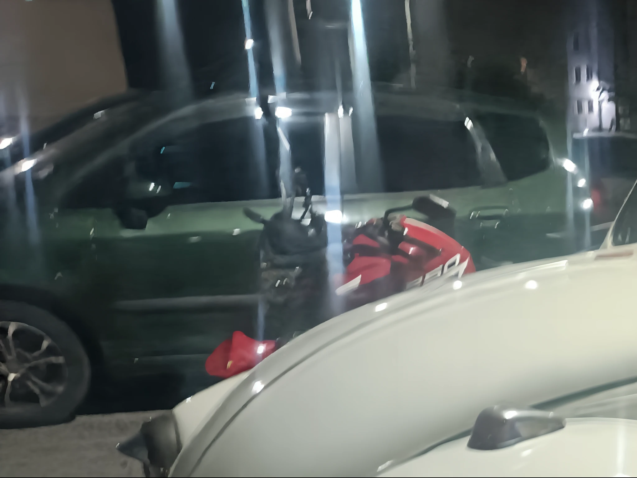 There's a white car parked in a parking lot next to a building, besouro, Frente cheia, Perfect Piece of Work, Inspirado no besouro, vista completa de um carro, vista frontal lateral, perfil frontal, perfil do lado direito, classic car, vistas laterais frontais completas, tiro frontal, de lado, perfil esquerdo, Frente, carro completo, perfil de vista lateral