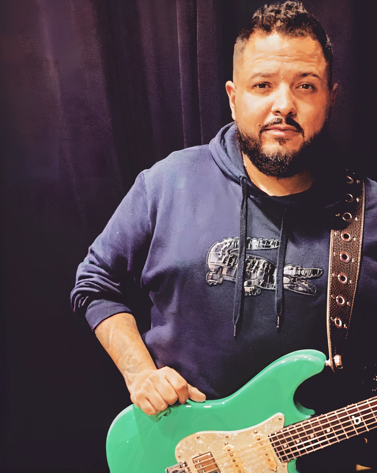 homem arafed com uma guitarra verde ao lado de um amplificador, holding electric guitars, holding Electric Guitar, holding a electric guitar, holding an electric guitar, segurando guitarras, Capturado no iPhone, solo de guitarra, playing electric guitar, tocando guitarra no palco, guitarrista, Nos bastidores, holding a silver electric guitar, Directed by: Mario Cooper, holding a guitar, Ensaio Promocional