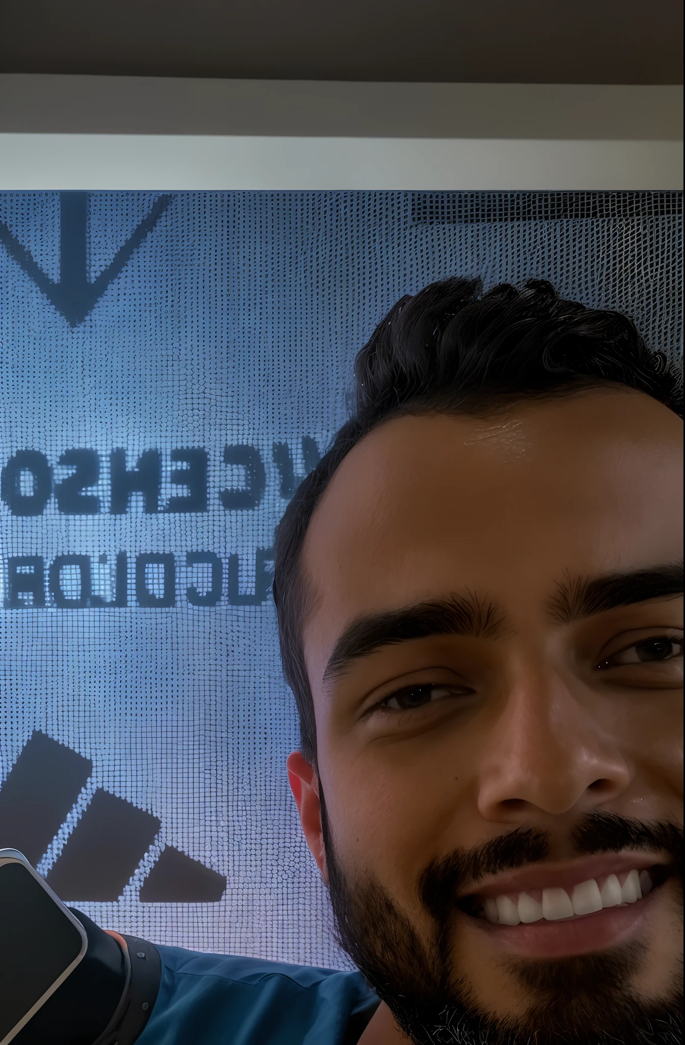 there is a man that is holding a cell phone in his hand, foto de perfil profissional, Fotografia Selfie 8k, foto do perfil, imagem de qualidade muito baixa, foto Selfie, Postagem no Reddit, dessaturados!!, foto de perfil, Selfie!!!!!, Jayison Devadas, foto de perfil headshot, imagem desfocada, instagram post, perfil frontal!!!!, foto de perfil, Mohamed Chahin