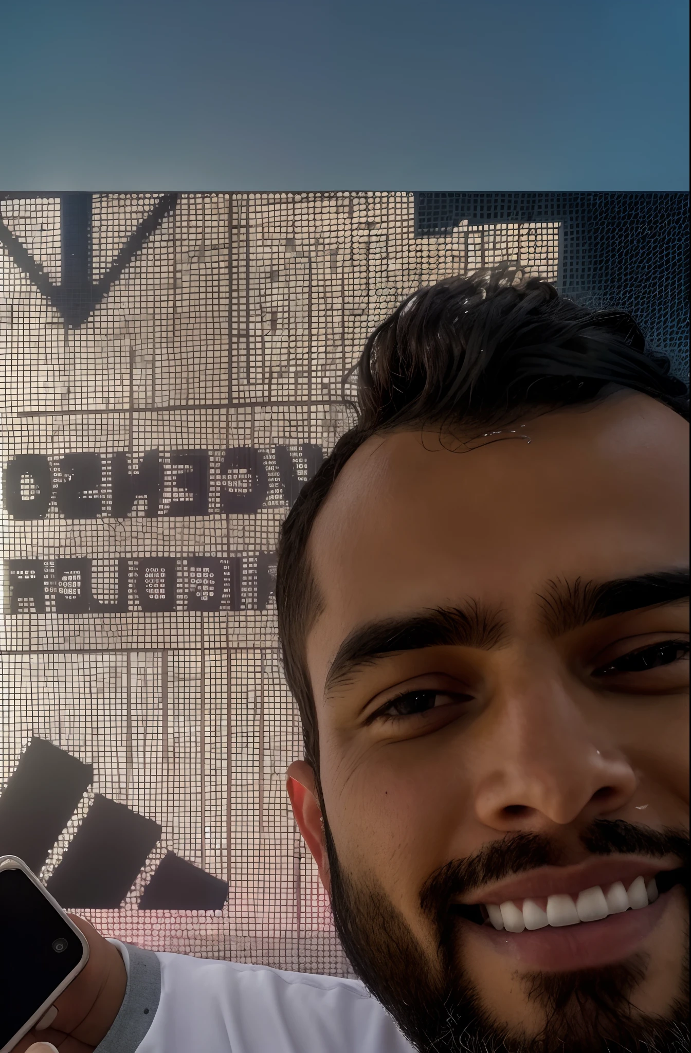 there is a man that is holding a cell phone in his hand, foto de perfil profissional, Fotografia Selfie 8k, foto do perfil, imagem de qualidade muito baixa, foto Selfie, Postagem no Reddit, dessaturados!!, foto de perfil, Selfie!!!!!, Jayison Devadas, foto de perfil headshot, imagem desfocada, instagram post, perfil frontal!!!!, foto de perfil, Mohamed Chahin