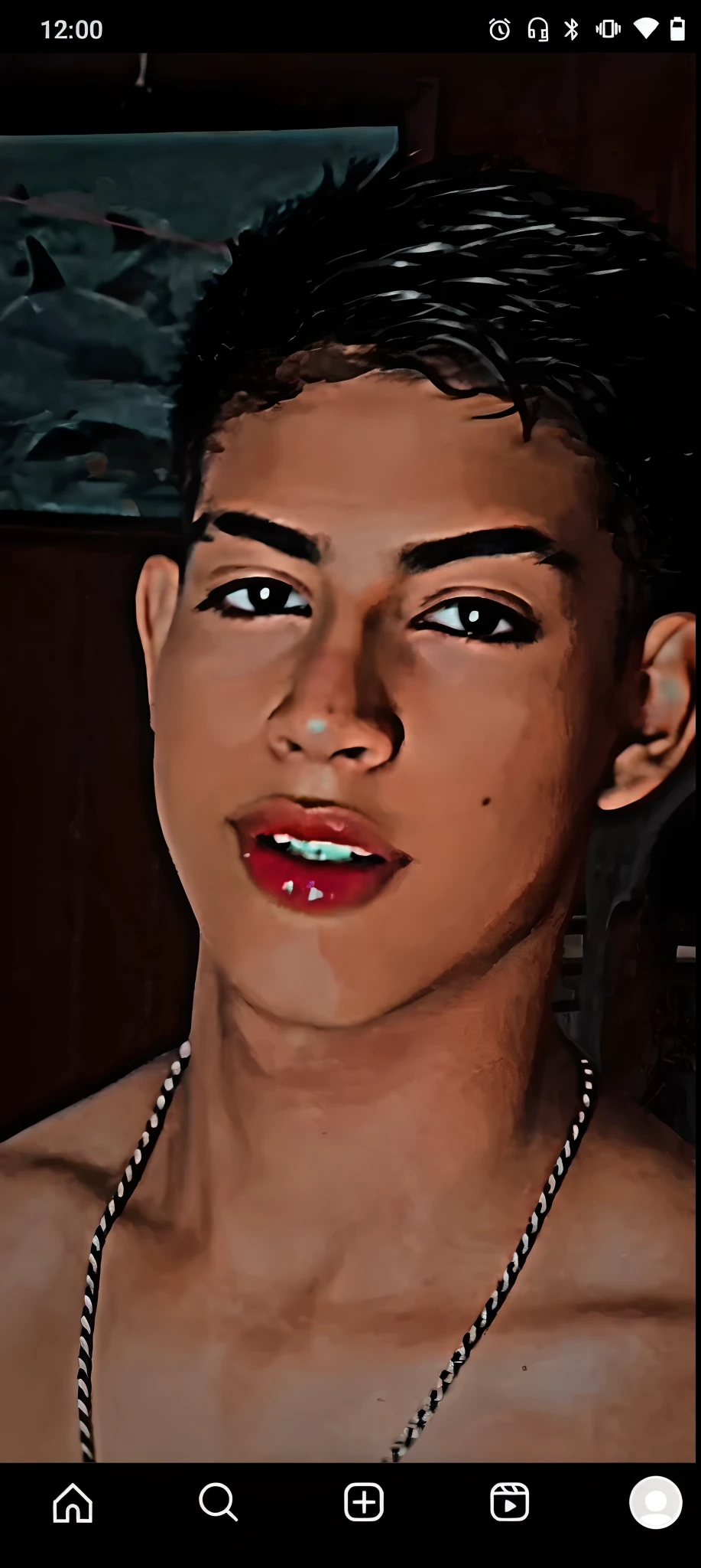 There's a boy with a necklace around his neck and a necklace around his neck, adolescente hiperrealista, arte digital. @mariomaniacdude, inspirado em Randy Vargas, realismo artstyle, liso. pintura digital, # 1 pintura digital de todos os tempos, #1 pintura digital de todos os tempos, estilo de arte realista, rosto realista detalhado, Realistic detailed face and you're in a passionate garden