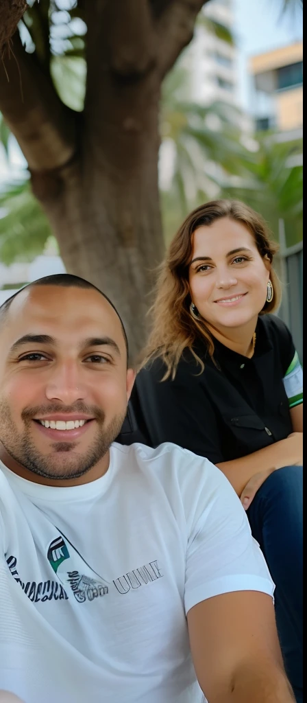 homem e mulher sorridentes sentados em um banco com uma bebida, belos arredores, foto do perfil, imagem de perfil, foto ao ar livre, with a tree in the background, foto retrato, foto de perfil, com um parque ao fundo, imagem do avatar, foto de perfil headshot, foto de grupo, foto de baixa qualidade, ambiente encantador, Directed by: Nandor Soldier, retrato de casais, Directed by: Kristin Nelson