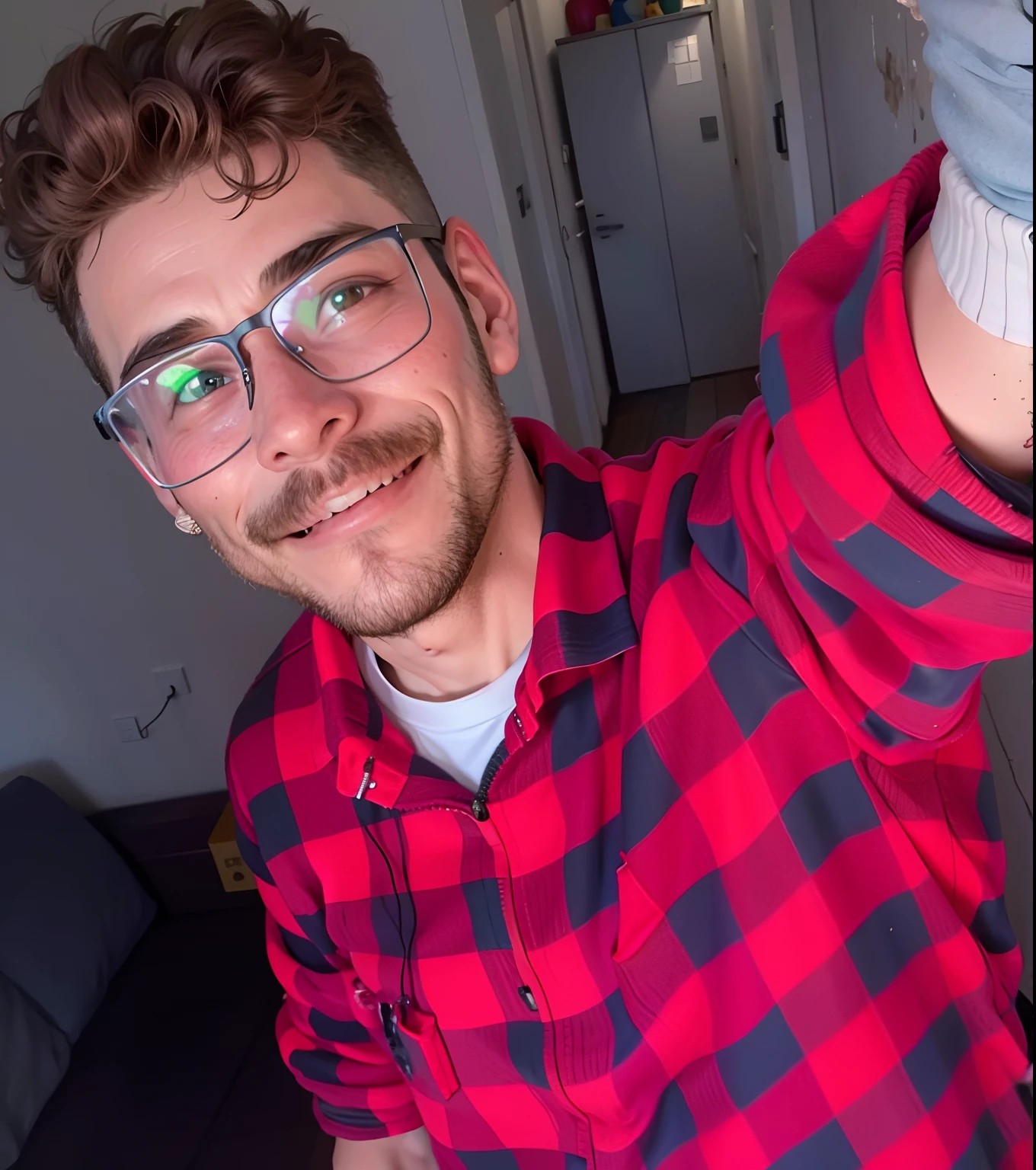 Um jovem em seu apartamento sorrindo