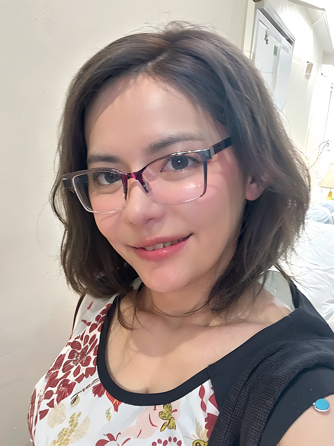 There's a woman with glasses and a backpack smiling, Directed by: Nandor Soldier, 38 anos, Alanis Guillen, 3 2 anos, 3 6 anos, 2 9 anos, 2 8 anos, foto de perfil headshot, 2 7 anos, imagem de perfil, 35 anos, 3 5 anos, fernanda suarez
