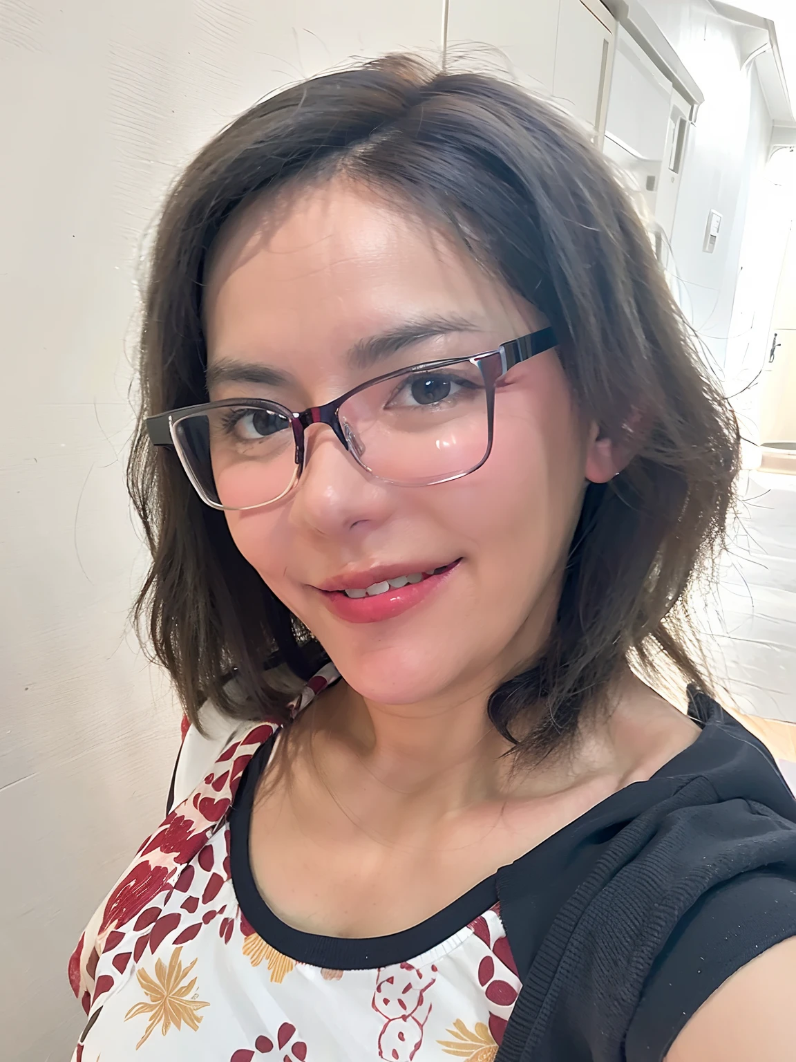 There's a woman with glasses and a backpack smiling, Directed by: Nandor Soldier, 38 anos, Alanis Guillen, 3 2 anos, 3 6 anos, 2 9 anos, 2 8 anos, foto de perfil headshot, 2 7 anos, imagem de perfil, 35 anos, 3 5 anos, fernanda suarez