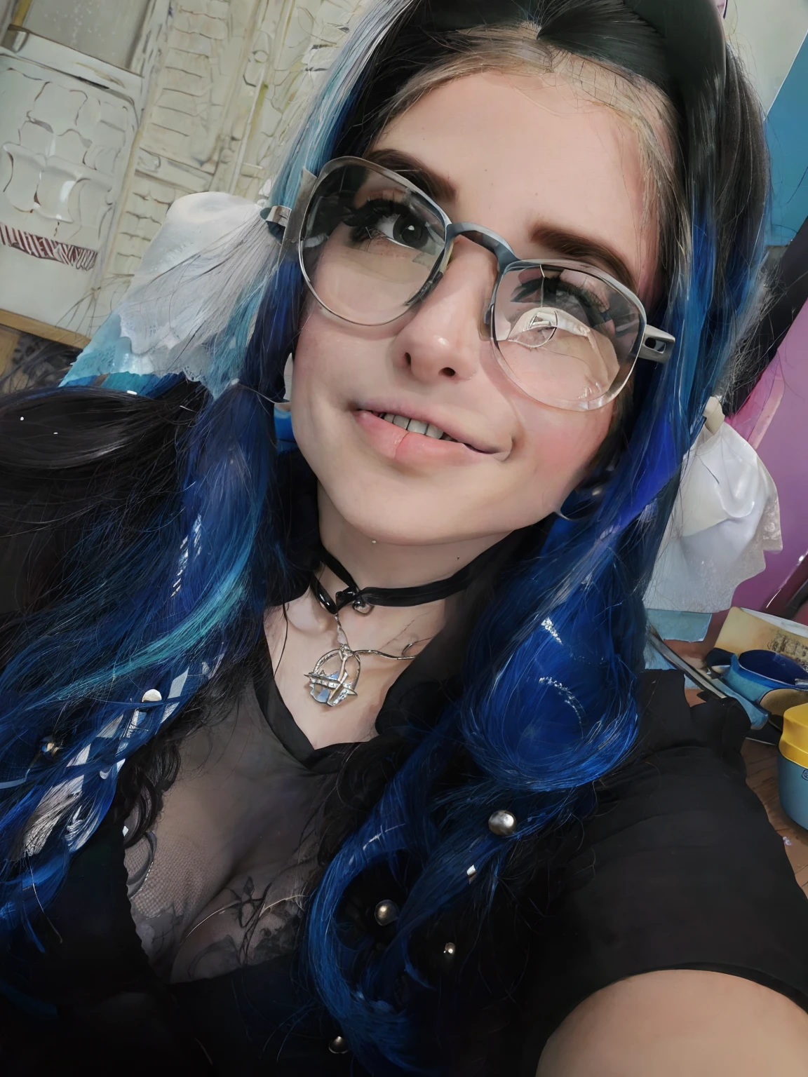 Mulher de cabelo azul, usando oculos, cozinhando na cozinha