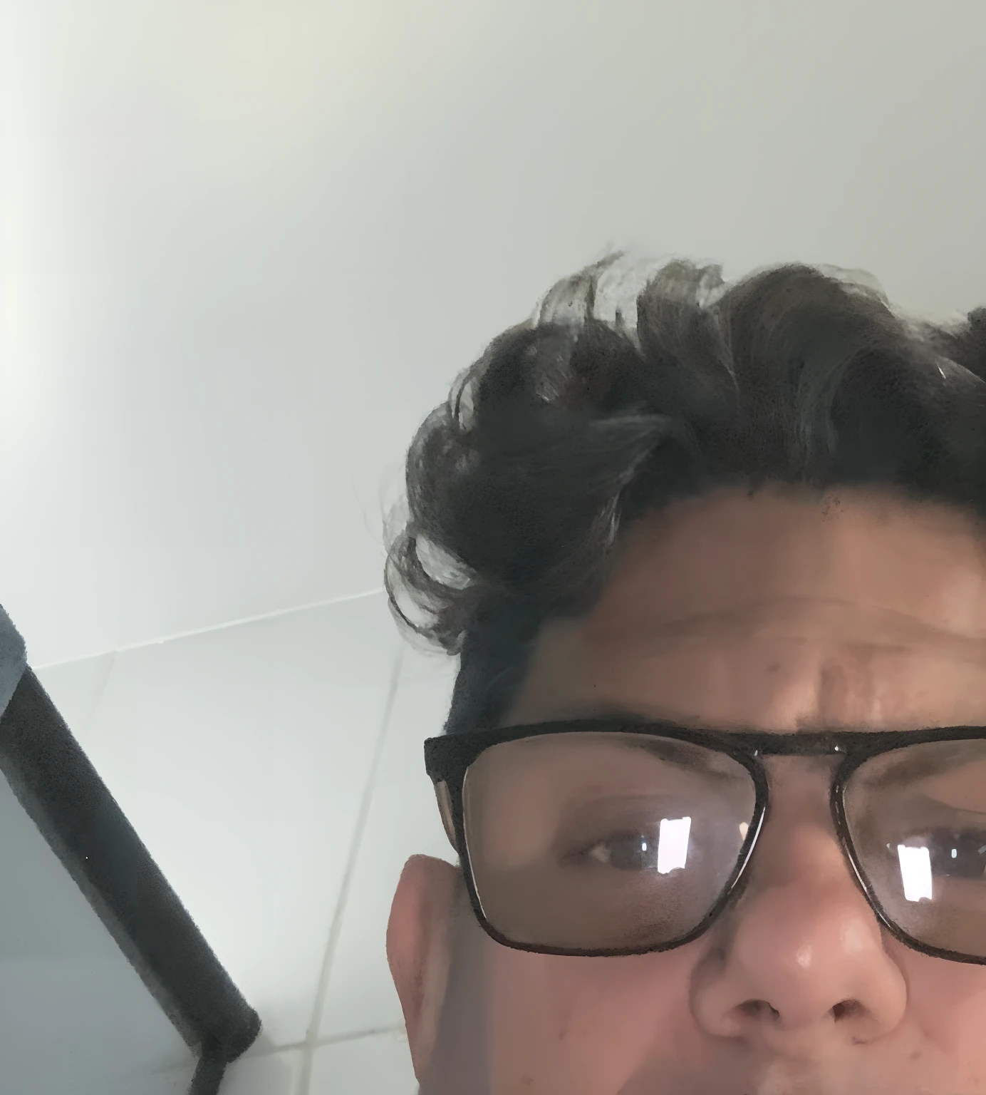 There's a man wearing glasses standing in a bathroom, Homem de 4 0 anos, Homem de 5 0 anos, Homens de 45 anos, 38 anos, (38 anos), david rios ferreira, Fotografia selfie 8k, 3 6 anos, cerca de 3 5 anos, selfie de um homem, ele tem cerca de 50 anos