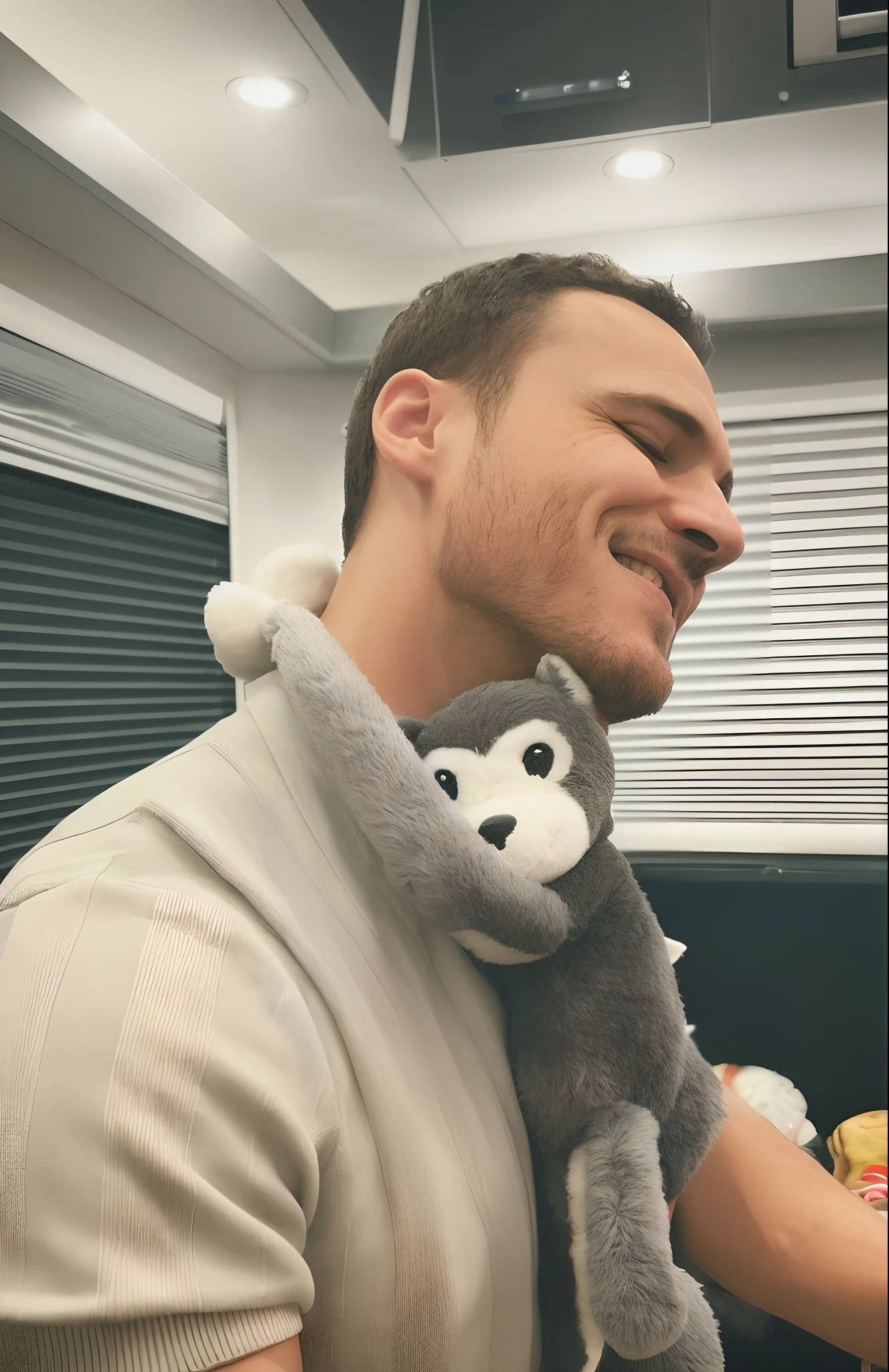 Arafed Man Holding a Stuffed Animal in His Arms, friendly guy and small creature, Fofinho, Liam, holding her hands to her face, Sad man puts on a bear mask, Michael Fassbender, muito fofo, foto do snapchat, holding a teddy bear, O jogador de beisebol Mike Trout, muito muito assustador, Justino Sol, Giga Chade chorando, muito assustador