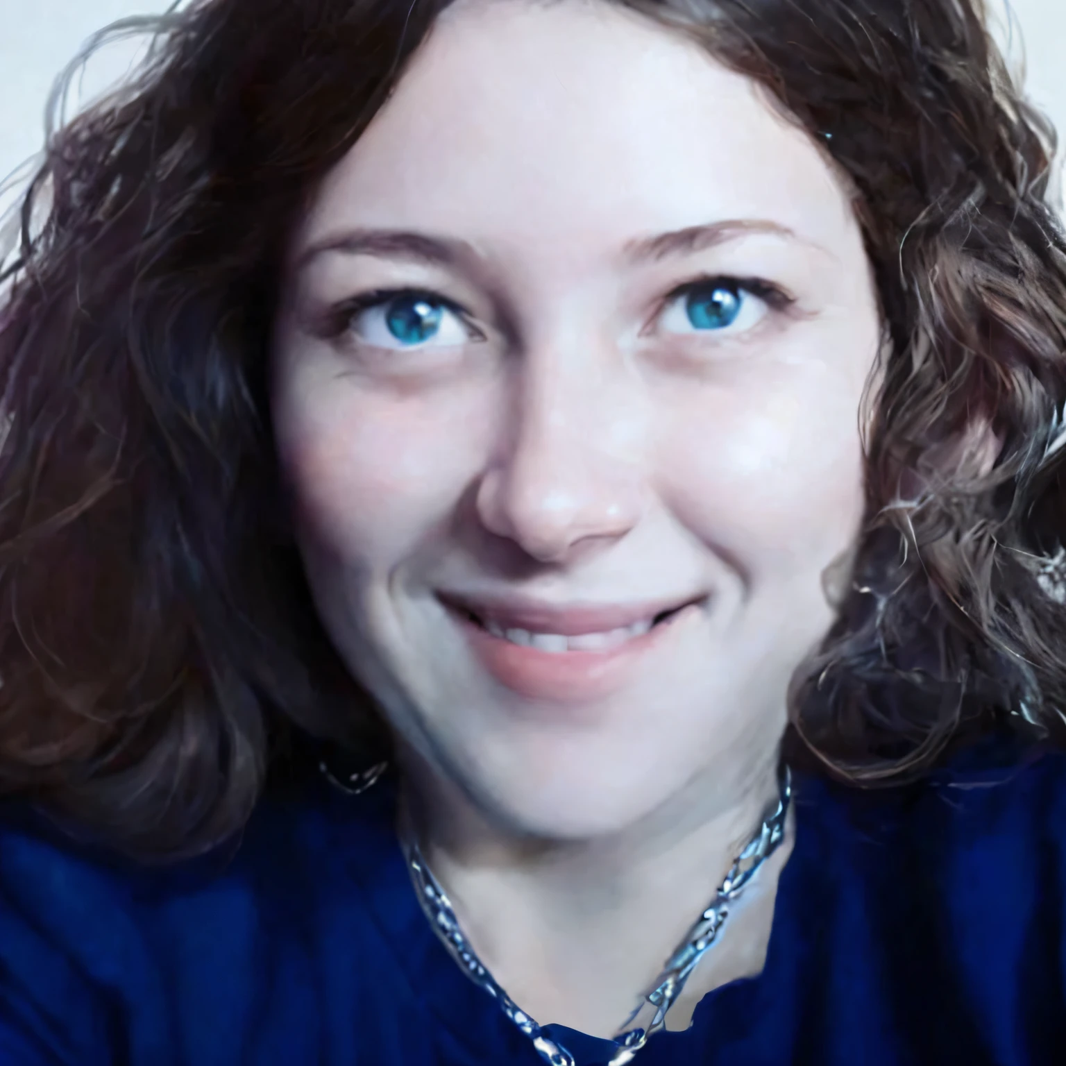 There's a woman with a necklace and a blue shirt smiling, foto de perfil headshot, imagem de perfil, foto do perfil, foto headshot, taken in the early 2020s, foto retrato, halfbody headshot, imagem do avatar, muito bobo olhando, muito ligeiramente sorridente, retrato frontal, olhando parcialmente para a esquerda, ligeiramente sorridente, close-up headshot, sorrindo e olhando diretamente