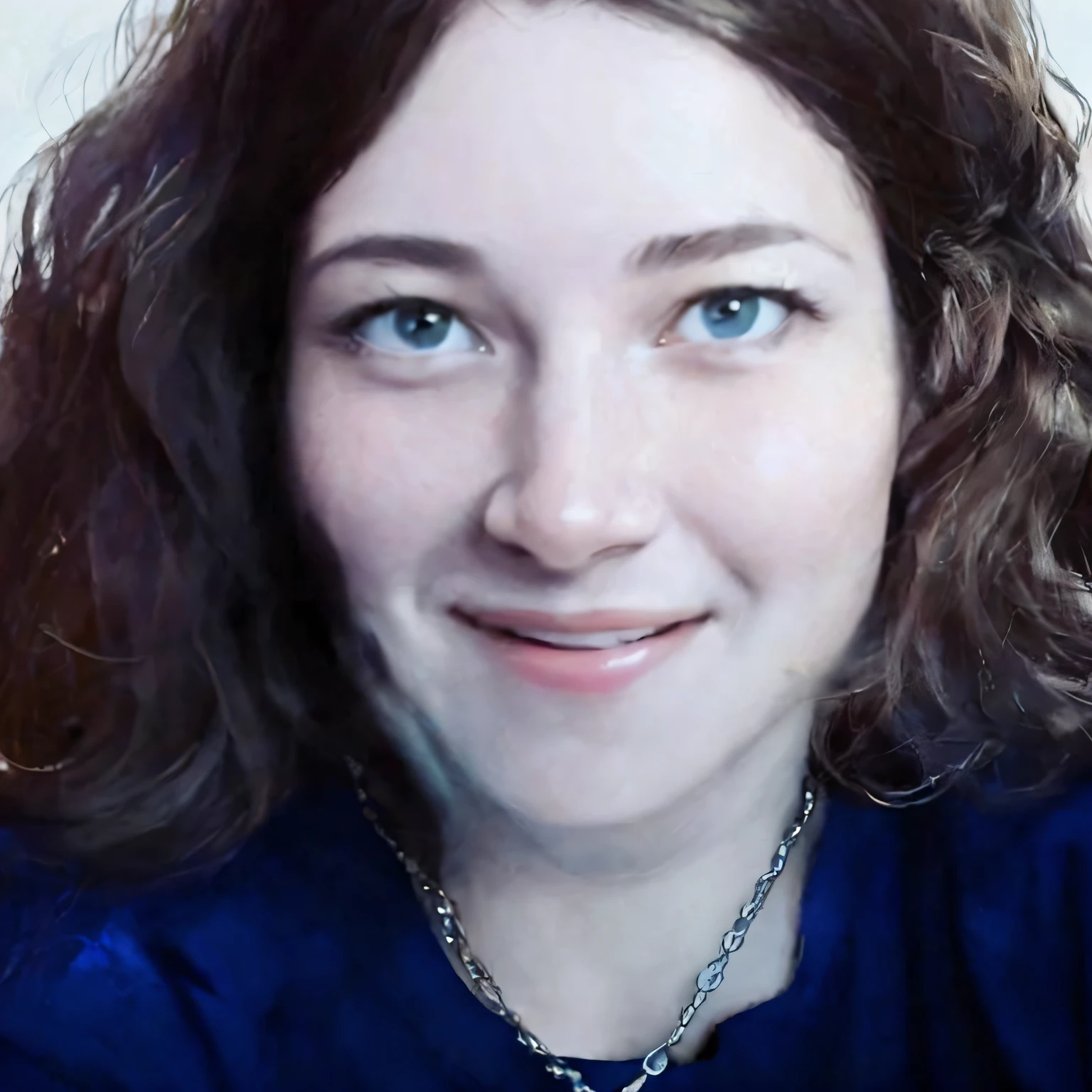 There's a woman with a necklace and a blue shirt smiling, foto de perfil headshot, imagem de perfil, foto do perfil, foto headshot, taken in the early 2020s, foto retrato, halfbody headshot, imagem do avatar, muito bobo olhando, muito ligeiramente sorridente, retrato frontal, olhando parcialmente para a esquerda, ligeiramente sorridente, close-up headshot, sorrindo e olhando diretamente
