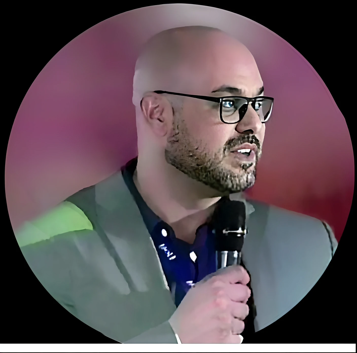 Man in suit and glasses holding a microphone, Michael Dante DiMartino, stefano brunesci, comediante stand-up, Alejandro Mirabal, marco bucci, Rua Juliana, Tons infantis, Lorenzo Lanfranconi, alessandro bavari, emanuele dascanio, fundo de cor mudo fosco, Pablo Oliveira, Paulo Pepera, Alessandro Barbucci placeholder image