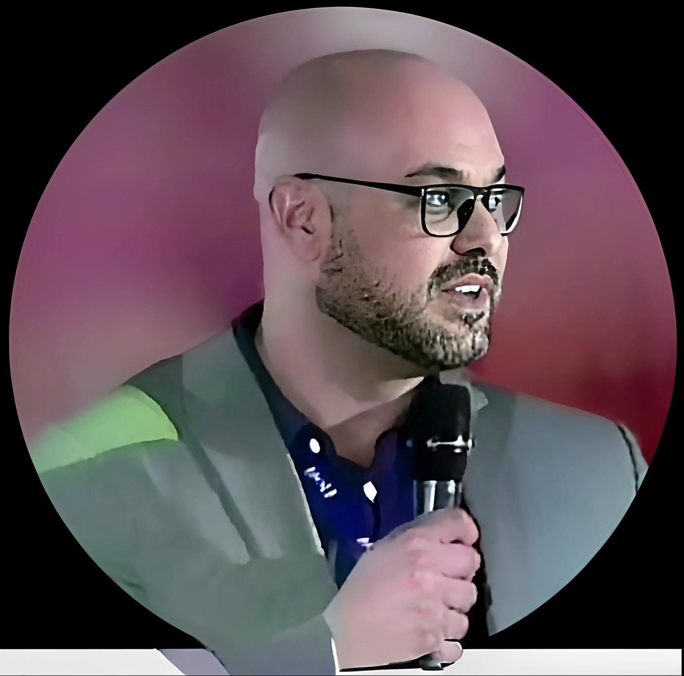 Man in suit and glasses holding a microphone, Michael Dante DiMartino, stefano brunesci, comediante stand-up, Alejandro Mirabal, marco bucci, Rua Juliana, Tons infantis, Lorenzo Lanfranconi, alessandro bavari, emanuele dascanio, fundo de cor mudo fosco, Pablo Oliveira, Paulo Pepera, Alessandro Barbucci placeholder image