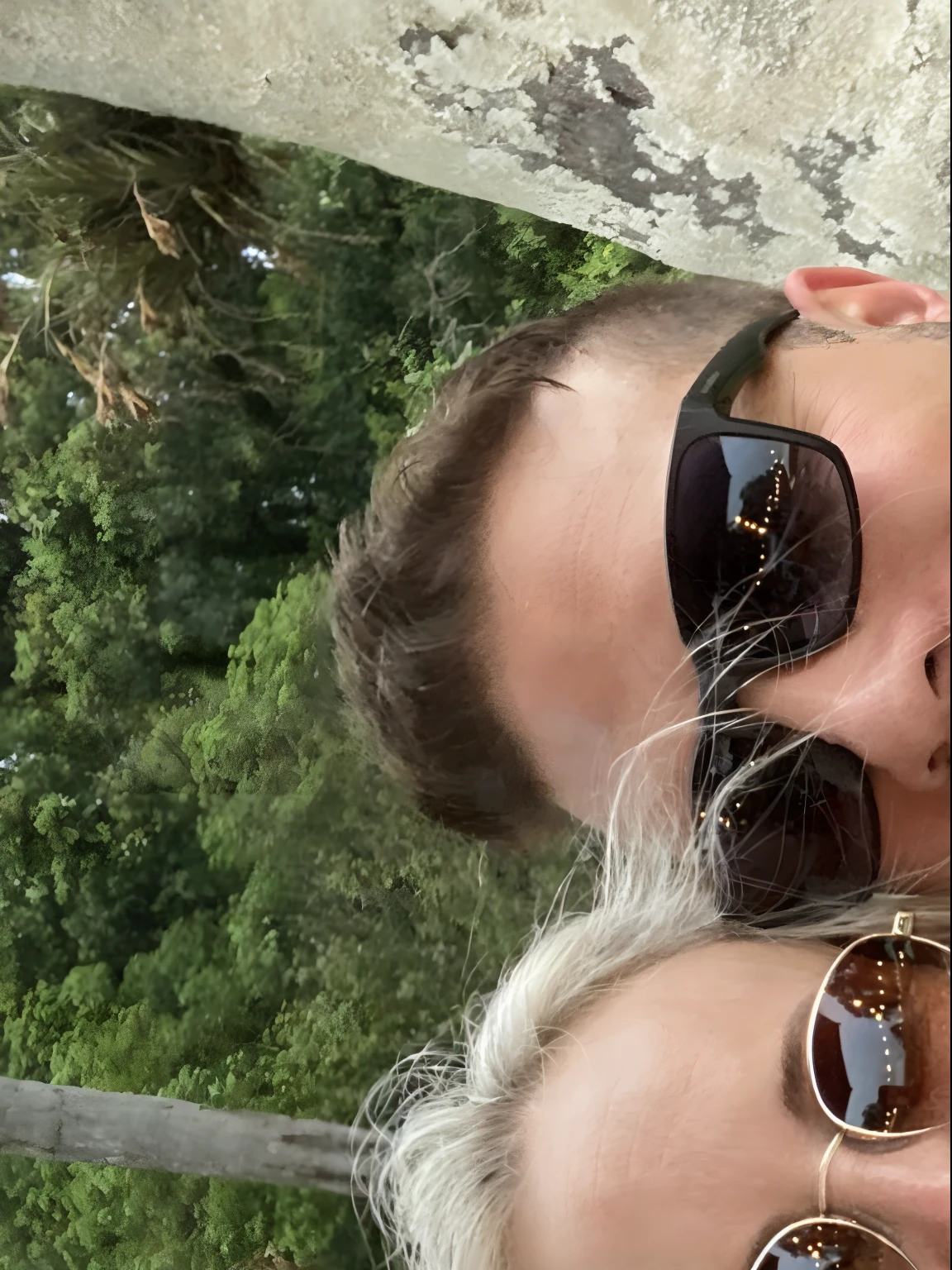There are two people next to each other on a hill, vacation photo, nas montanhas, momma and papa, divertindo-se, imagem de perfil, com montanhas como pano de fundo, trees in the background, both smiling for the camera, em frente a um fundo de floresta, Selvas ao fundo, com montanhas ao fundo, na selva