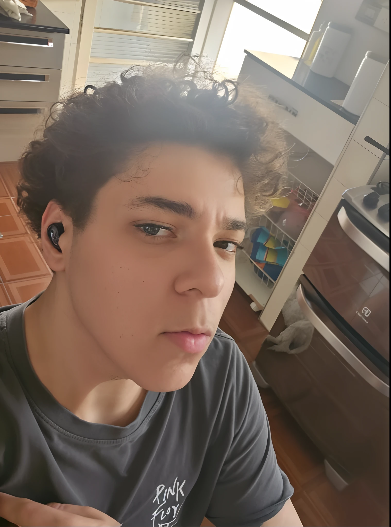There's a man in a black shirt and headphones in his ear, com fones de ouvido, Streamer do Twitch / Jogador Ludwig, curls on top of his head, ele tem cabelos castanhos curtos e cacheados, imagem de qualidade muito baixa, suave em _ O pano de fundo, foto de perfil 1024px, cachos por cima, com fones de ouvido, fones de ouvido, em torno de 1 9 anos. Com um charuto na boca