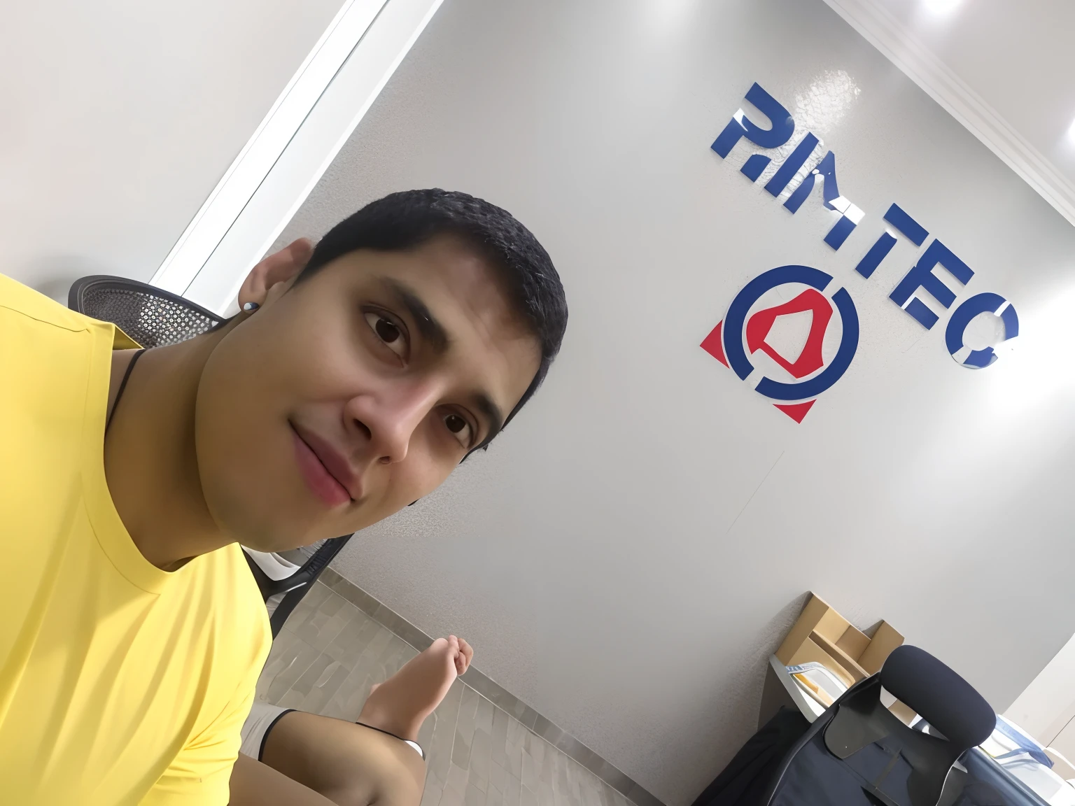 Homem de camisa amarela dando polegares para cima na frente de um sinal de rixtet, rinat voligamsi, andres rios, Condutor de Ene, Rimight, Pritty, mateus 9 5, taxa, Mimmo Rottela placeholder image, daniel mirante, david rios ferreira, Repin, ramil sunga, Feliz!!!, chuva!!!!