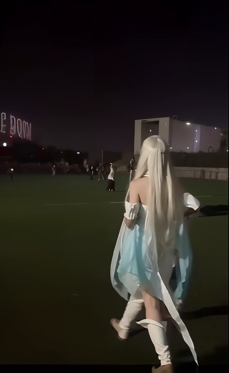 There is a woman in a costume walking on a field, behind her is a scary atmosphere, one girl has white hair, ses cheveux sont blancs, Very long white hair, absurdly long golden hair, Long white hair!!!, with long white hair, dancing in the background, long white hair, low quality video, White long hair!!, Long white hair