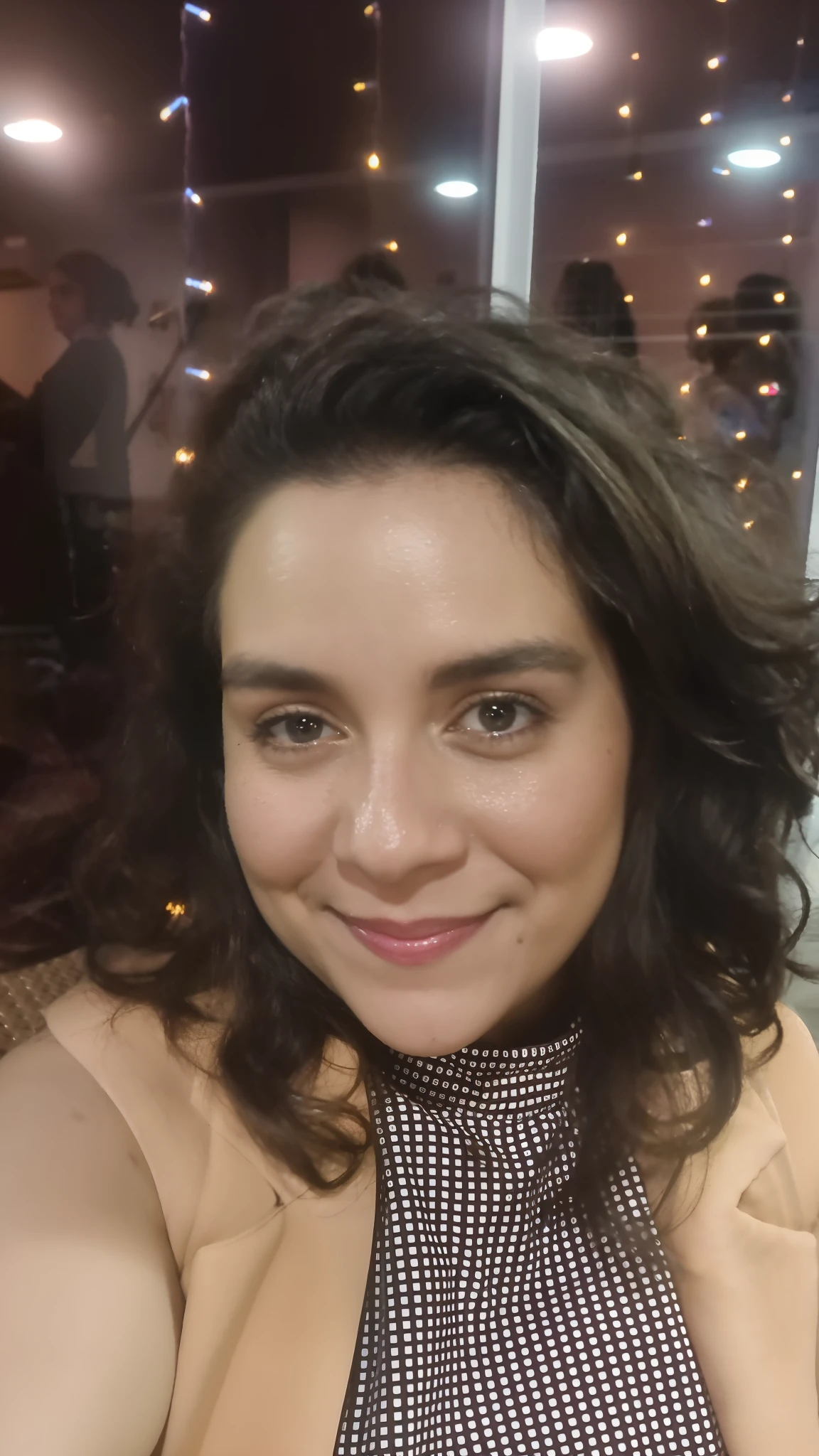 There's a woman who's taking a selfie in a restaurant, estilo pixar, fernanda suarez, imagem de perfil, Directed by: Nandor Soldier, Valentina Embaralhamento, by Amelia Peláez, Malika Favre, foto do perfil, Alanis Guillen, foto de perfil headshot, Mulher de 30 anos, 3 0 anos de idade mulher, Magda Torres Gurza