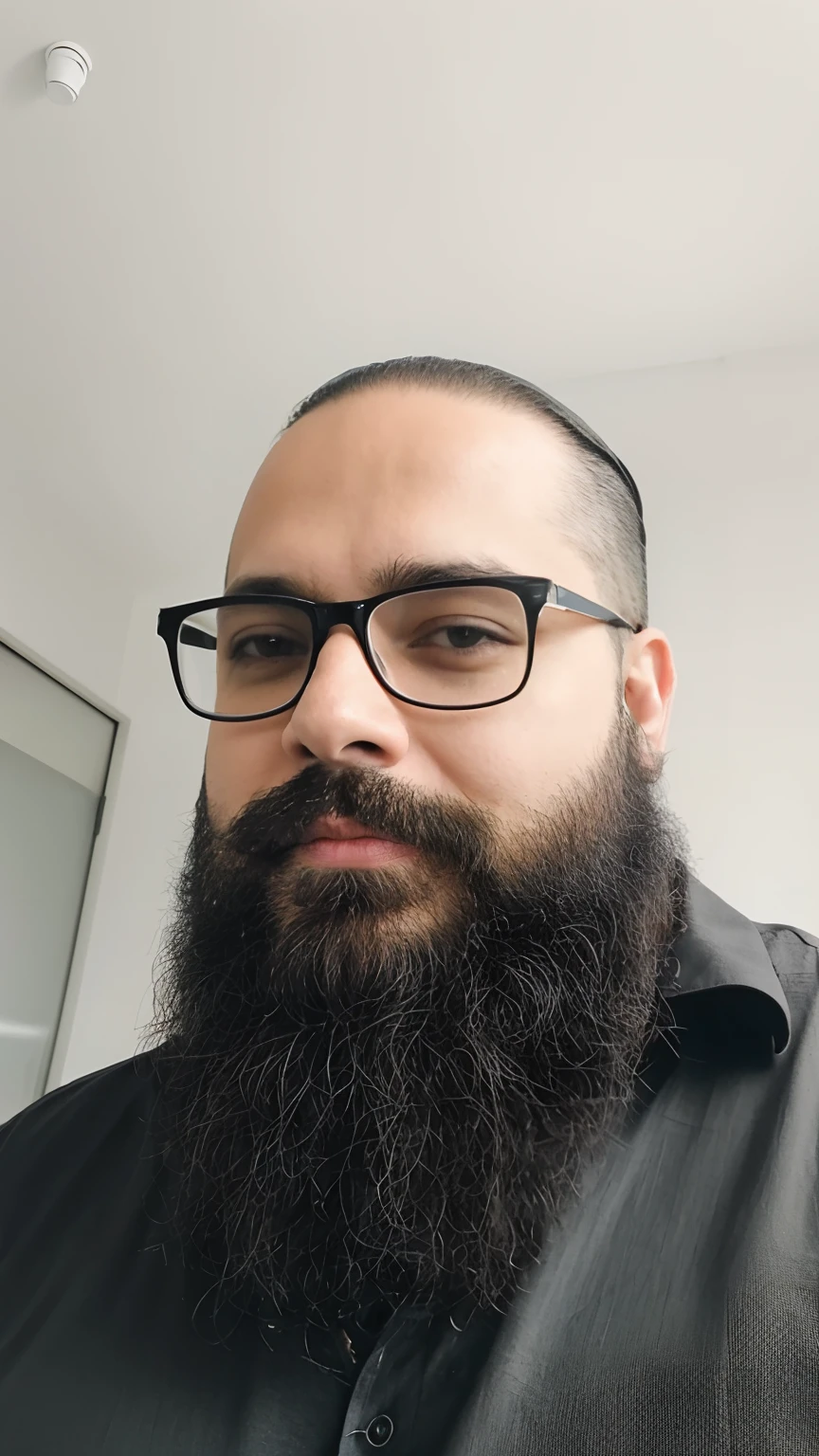 Man with beard and glasses standing in a room, com uma barba preta cheia, Postagem no Reddit, barba encaracolado preta, barba cheia, barba preta encaracolado, com barba e camisa preta, david rios ferreira, homem com barba, homem barbudo, cara com barba, 38 anos, taken in the early 2020s