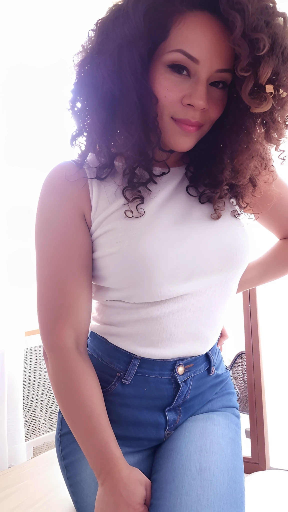 there is a woman that is sitting down with a cell phone, linda senhora, Mulheres de 40 anos, inspirado em Ingrida Kadaka, cara bonita!!, por Ella Guru, foto Selfie, inspirado em Chinwe Chukwuogo-Roy, pose divertida, Directed by: Willian Murai, parecendo feliz, Posando!!, Selfie!!!!!, Divirta-se. vibrante