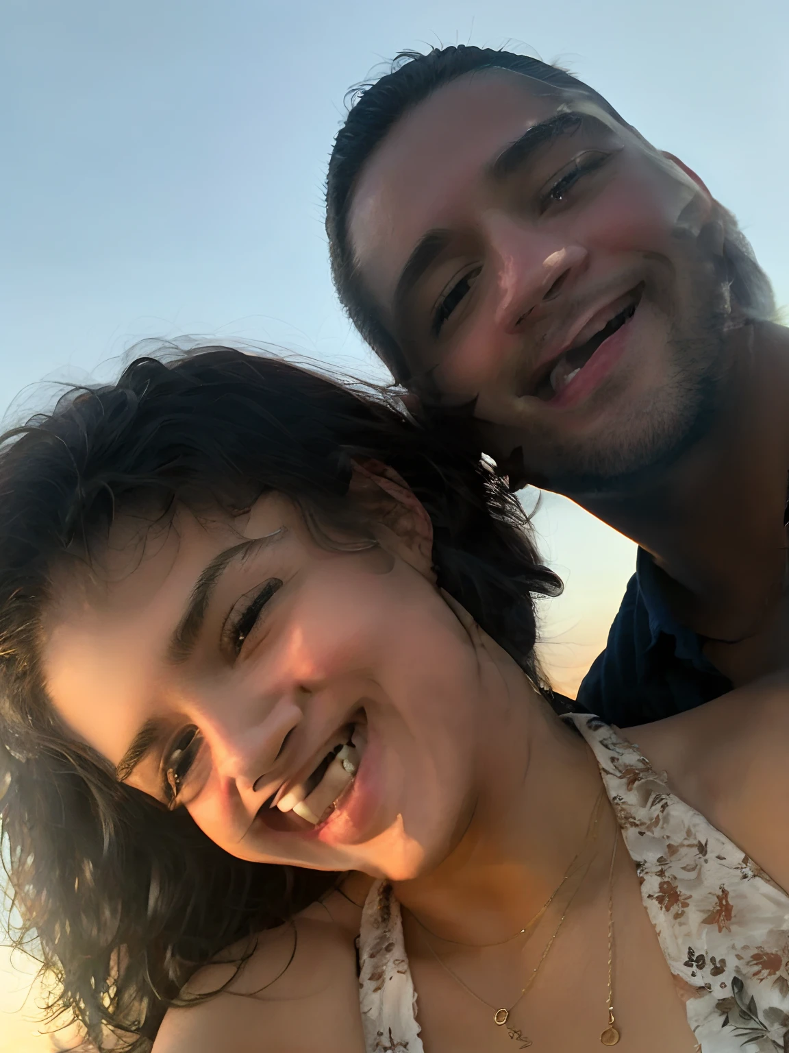 there is a man and a woman that are posing for a picture, imagem de perfil, taken in the early 2020s, Charli Bowater e Artgeem, retrato de casais, foto do perfil, casal sorridente, Retrato de duas pessoas, vacation photo, Foto de perfil, retrato de casal, foto de perfil, both smiling for the camera, foto de perfil headshot, no oceano