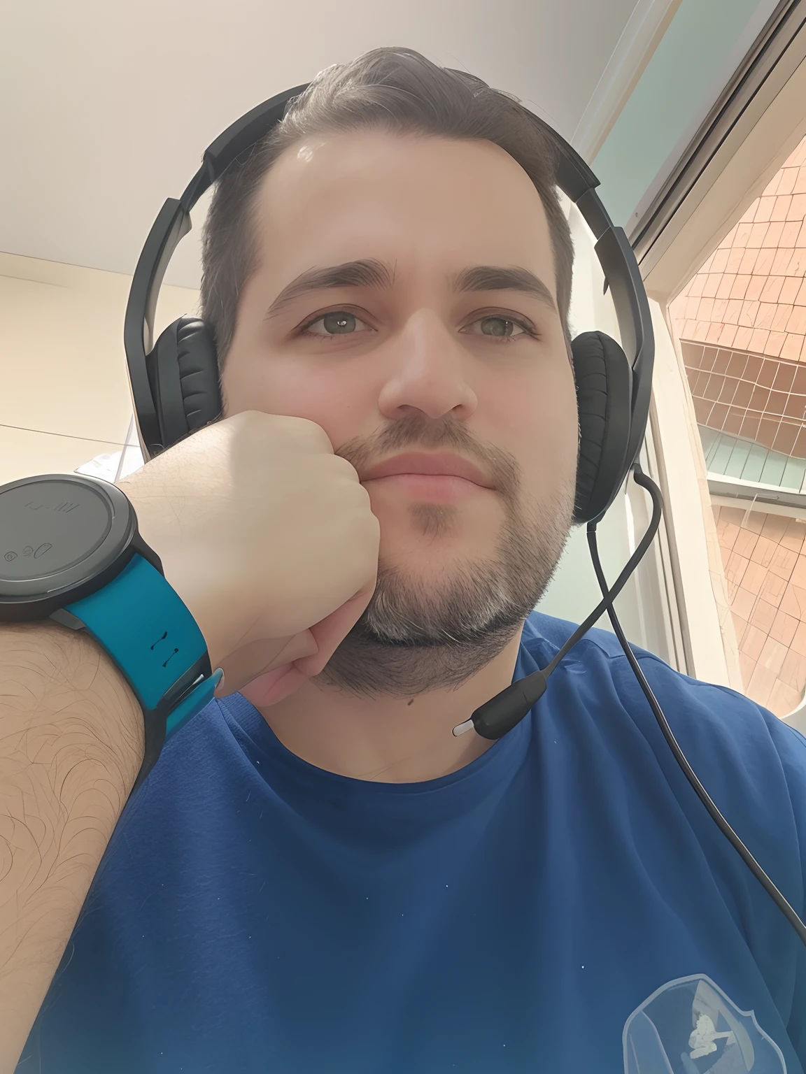 There's a man wearing headphones and a watch sitting in front of a window, Streamer do Twitch / Jogador Ludwig, com fones de ouvido, usando fone de ouvido para jogos, usando um fone de ouvido, usando um fone de ouvido para jogos, usando fone de ouvido, foto de perfil 1024px, com fones de ouvido, Streamer do Twitch, imagem de qualidade muito baixa, Usando fones de ouvido, Fotografia selfie 8k