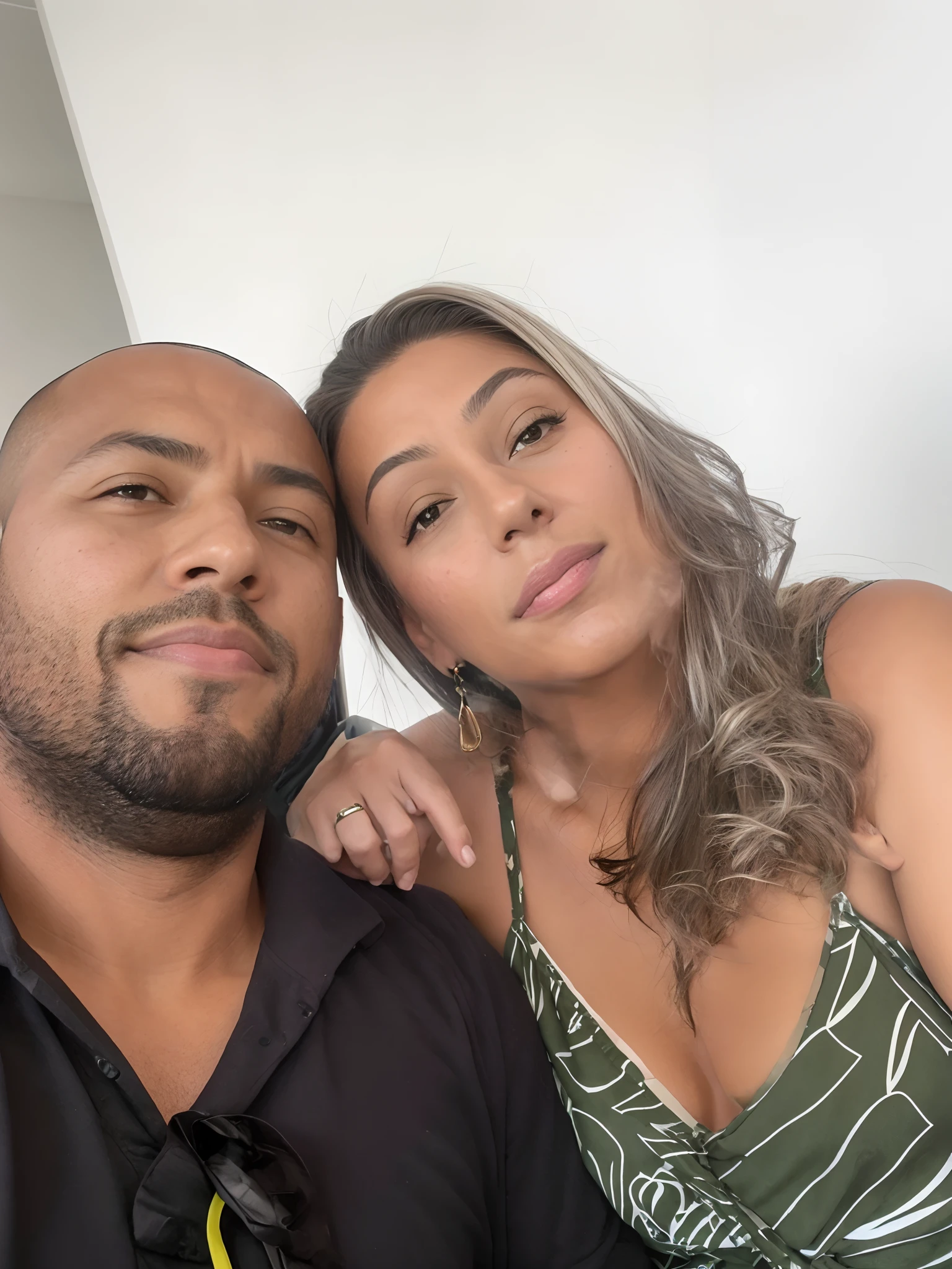 there is a man and a woman posing for a picture, imagem de perfil, Ronaldo Nazario Fenomeno, Ronaldo Nazario, momma and papa, Malika Favre, Parece Fabiula Nascimento, 4 k post, Postagem 4k, par, andrea rocha, foto do perfil, david rios ferreira, retrato de casais