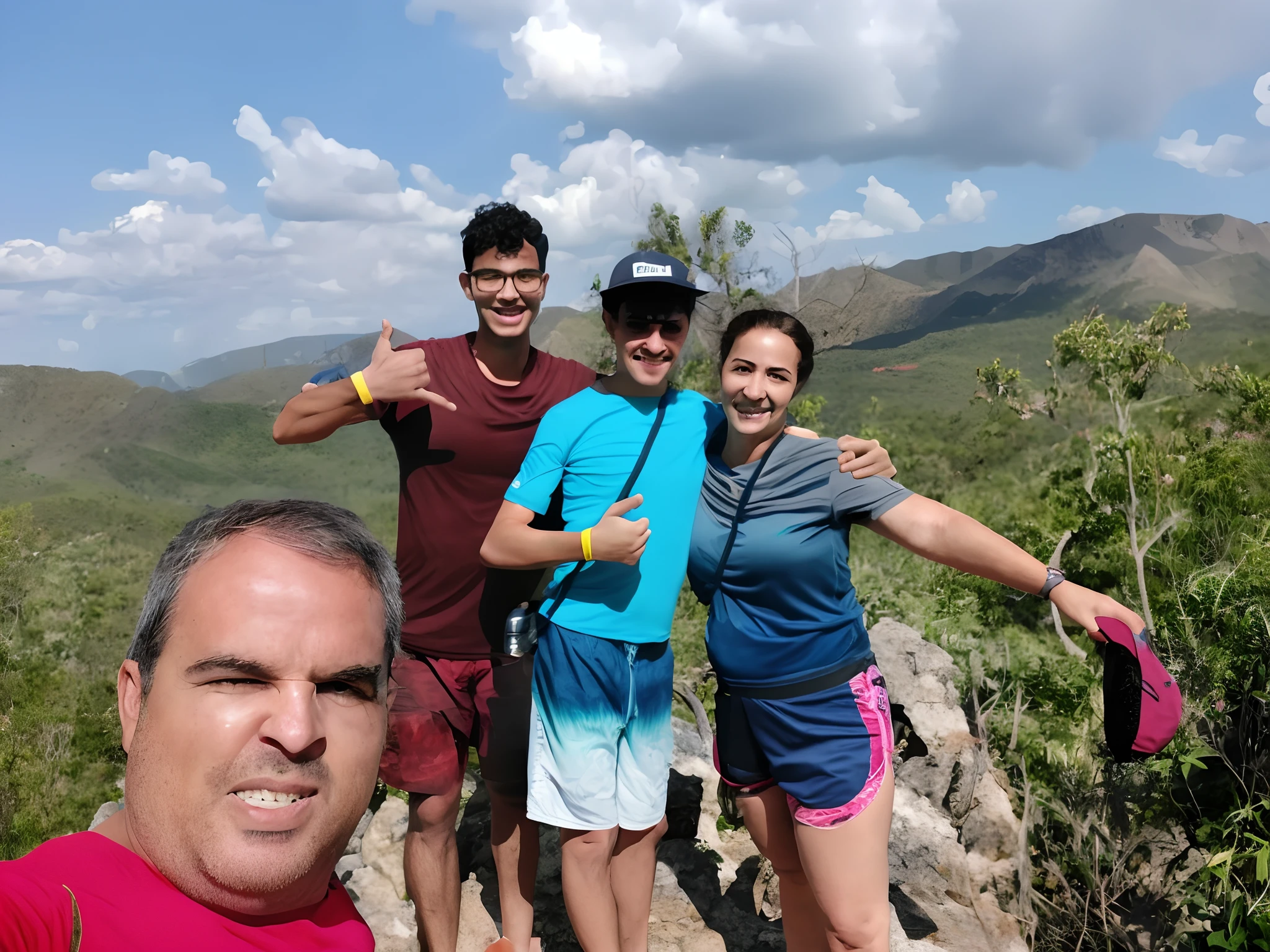 There are three people standing on a mountain with a mountain in the background, com montanhas ao fundo, no topo de uma montanha, no topo de uma montanha, no topo de uma montanha, com montanhas no fundo, em uma montanha, com muitos viajantes, na montanha, Standing on top of a mountain, standing on mountain, com montanhas como pano de fundo