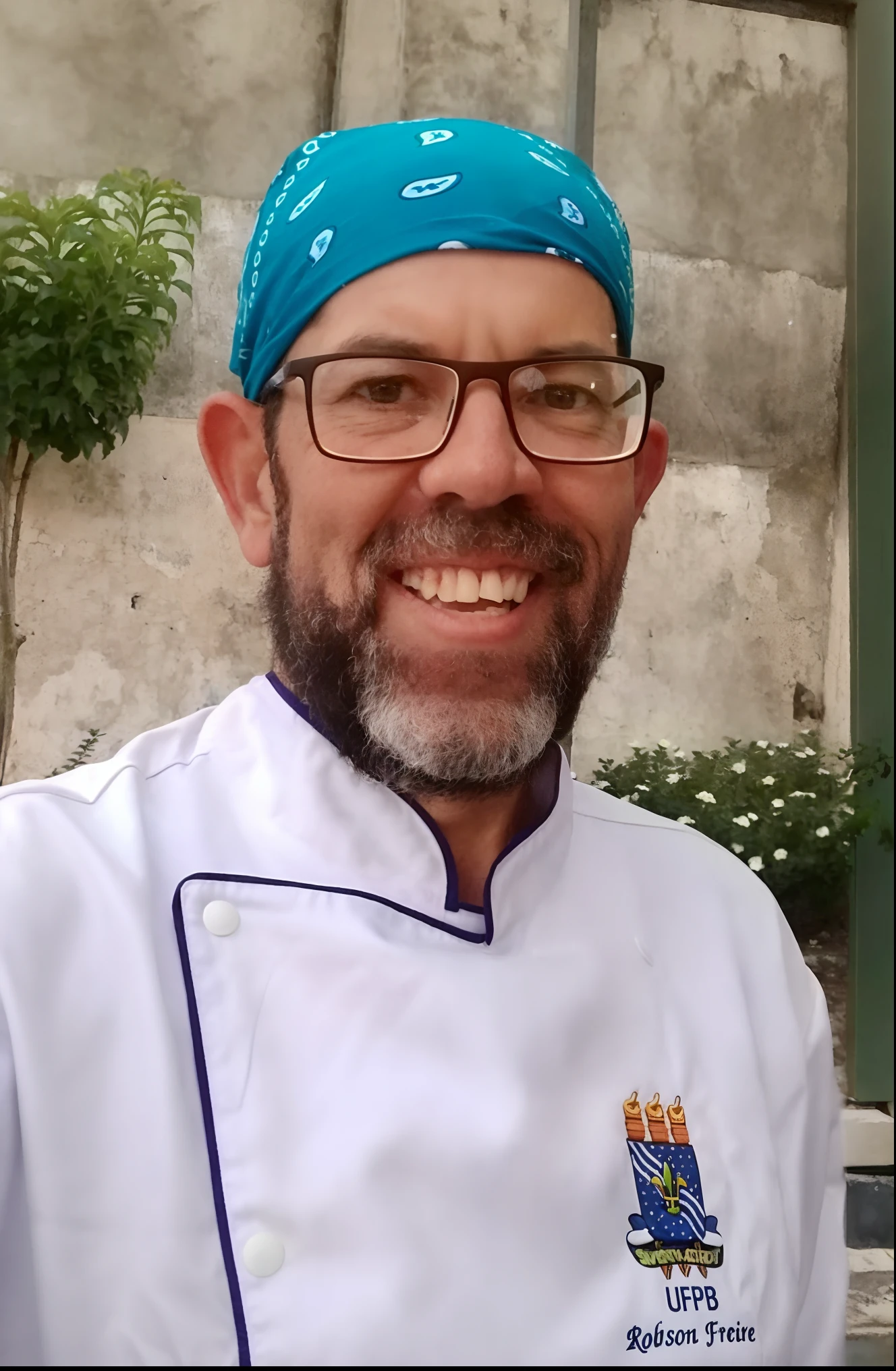Chef in blue hat and glasses in front of a building, david rios ferreira, Pablo Dominguez, icaro carvalho, melhor chef, gui guimaraes, chef feliz, Carmelo Blandino, ignacio fernandez rios, Pepe Moreno, Tons infantis, Pablo Oliveira, Salustiano Garcia Cruz, ignacio fernandez rios