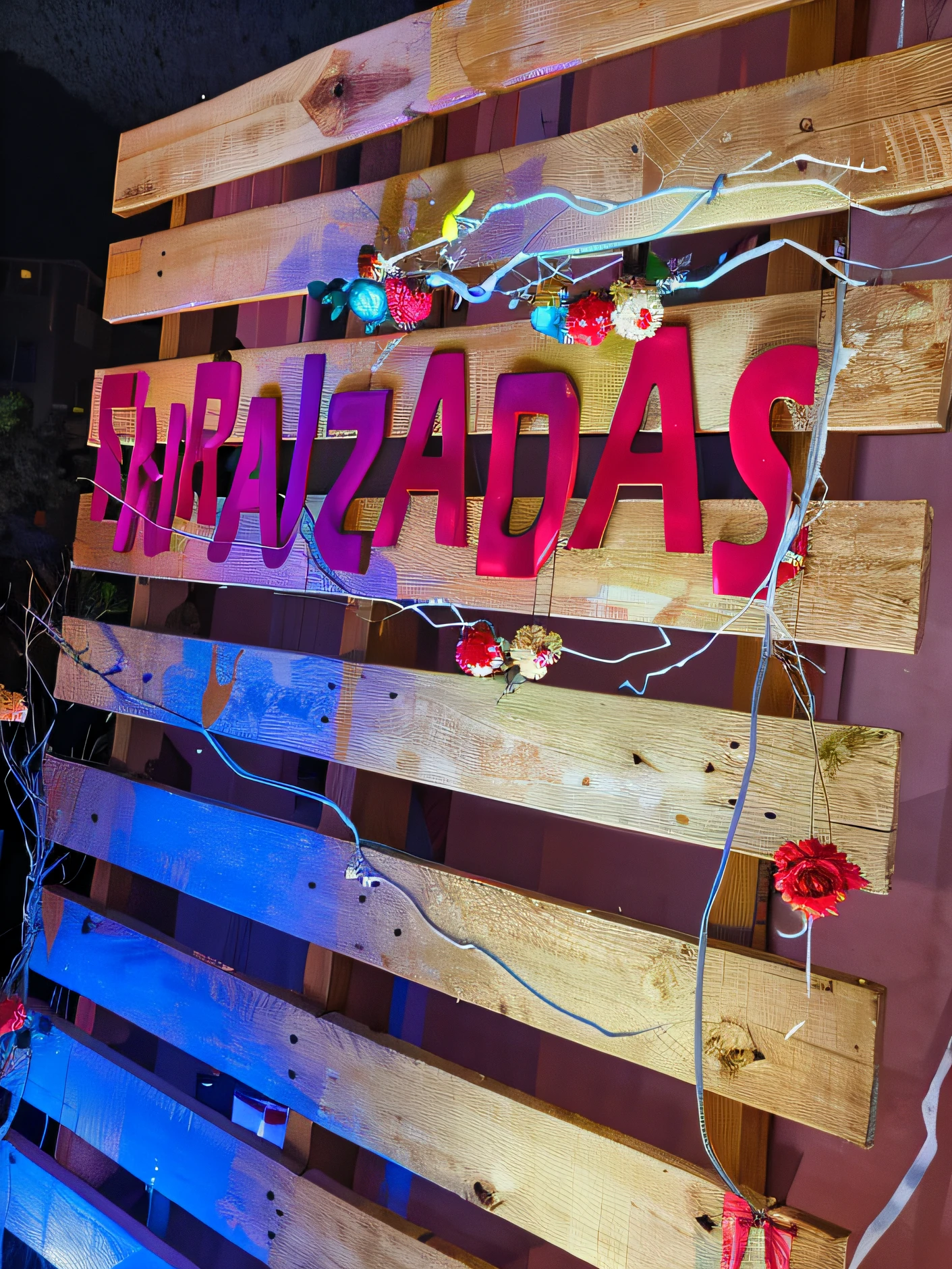 there's a sign that says ROOTED on it with lights, por Hirosada II, by Julio González, Directed by: Ramon Silva, Razaras, pano de fundo, fotografia, inspired by Eva Gonzalès, by Francisco Zúñiga, geometric backdrop; LED, Directed by: Ignacio Zuloaga, Directed by: Luis Miranda, detalhes e cores vivas