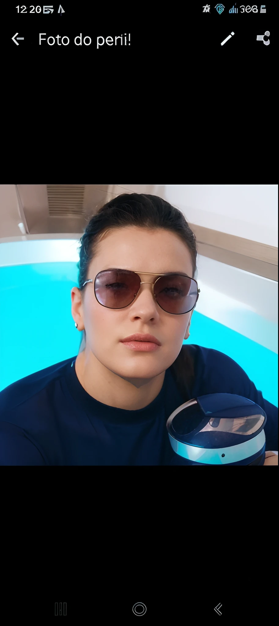 um close up de uma mulher usando um capacete futurista e batom vermelho, Jackie Welles Cyberpunk, CGSetalidade 9, Estilo = retrofuturismo, mulher android bonita, Retrato de um androide feminino, Retro Futuristic Fashion, Ainda do filme Bladerunner, female cyborg in data center, moebius aesthetic, movie still of a alien cyborg, depicted as a scifi scene