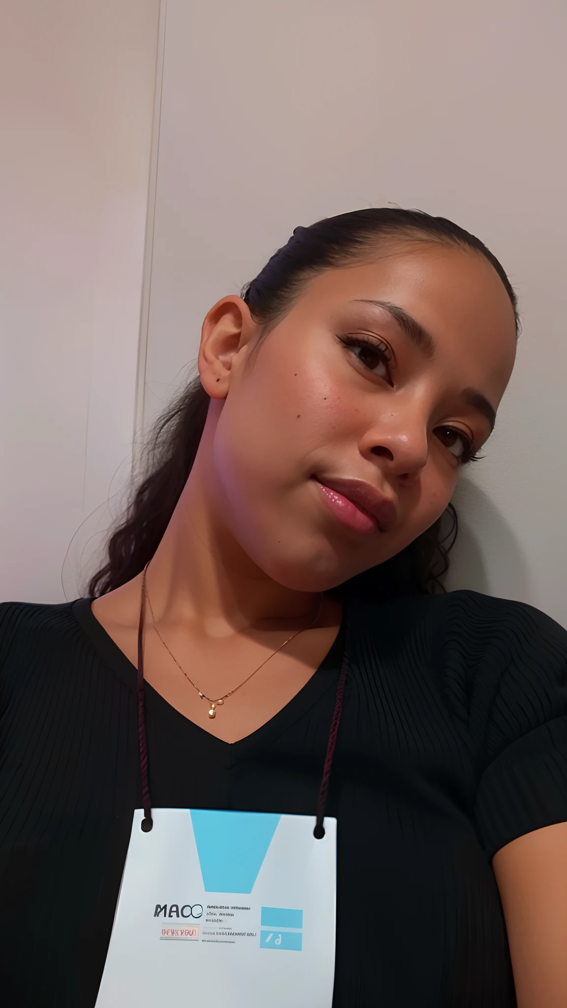 black woman naked in the bedroom showing her hair and her ,morning lighting, dramatic light red lipstick, cristal claro y ojos marrones detallados, pelo largo negro , labios gruesos, fondo al atardecer