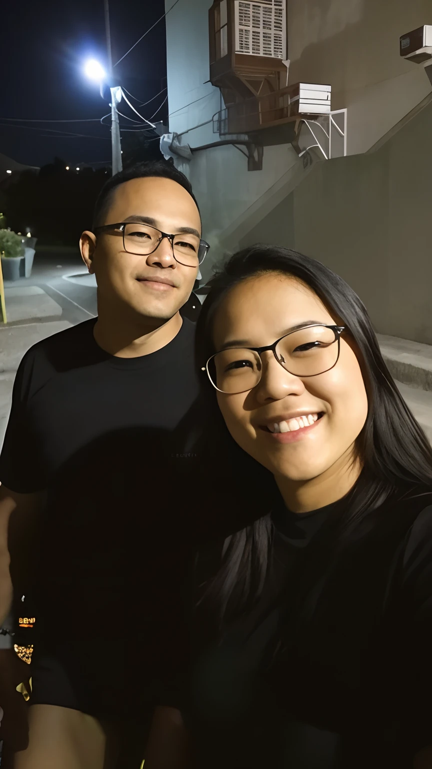 There's two people together in the dark, Tyler Edlin e Natasha Tan, photo taken at night, both smiling for the camera, imagem de perfil, foto do perfil, imagem do avatar, Fotografia tirada em 2 0 2 0, foto da noite, at night, instagram story, noite!, instagram post, noite, foto de perfil, Postagem no Reddit, Noite!, Photographed with a camera flash