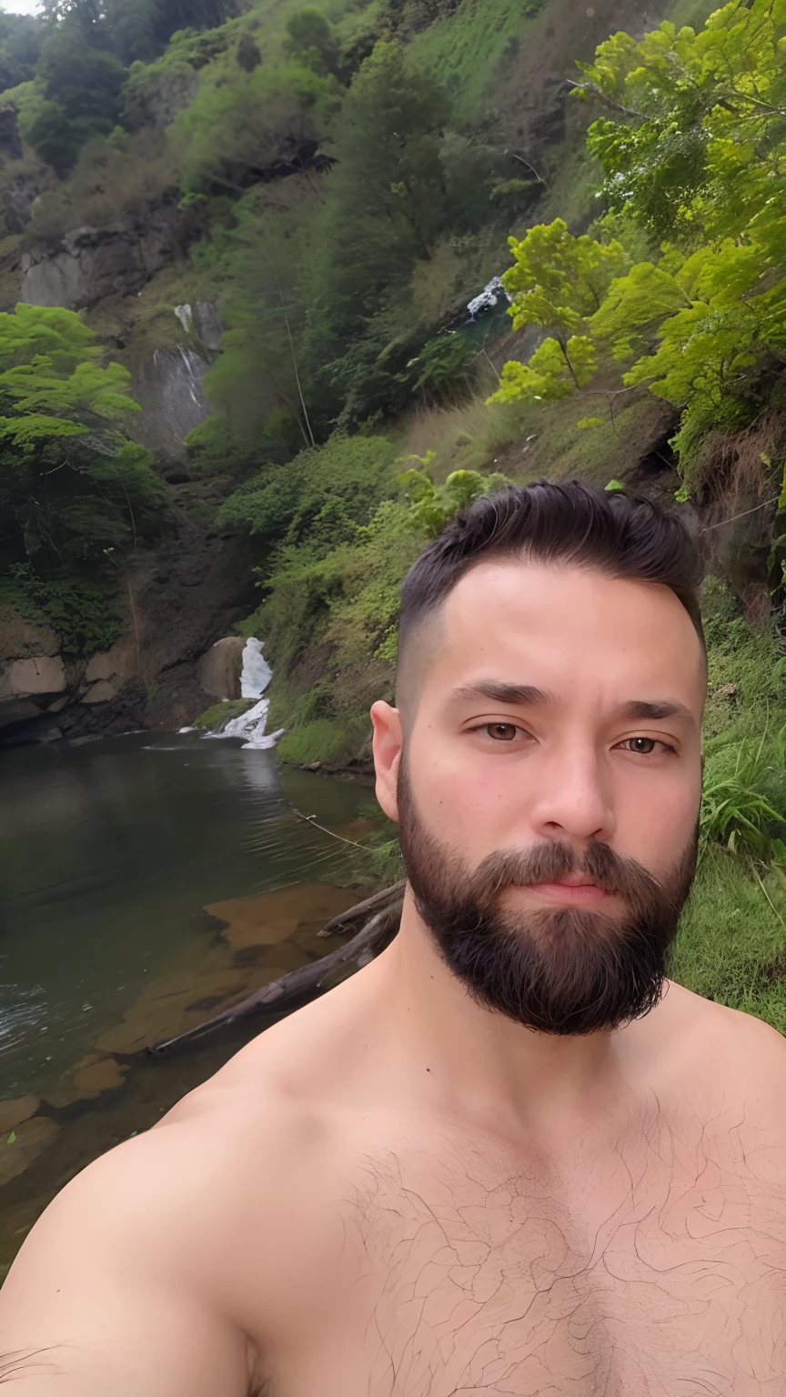 There's a man with a beard in front of a river, 3 2 anos, 2 8 anos, 2 9 anos, em frente a um fundo de floresta, barba natural, 2 7 anos, 3 6 anos, Forrest em segundo plano, (38 anos), ao lado de uma cachoeira, Forrest em segundo plano