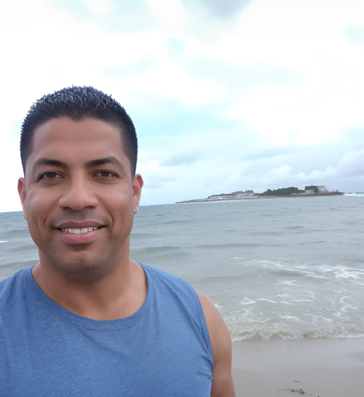 There's a man standing on the beach with a cell phone in his hand, Homens de 45 anos, Homem de 4 0 anos, O oceano ao fundo, Ronaldo Nazario Fenomeno, posando em uma praia com o oceano, the sea and storms behind him, standing near the beach, ele tem cerca de 50 anos