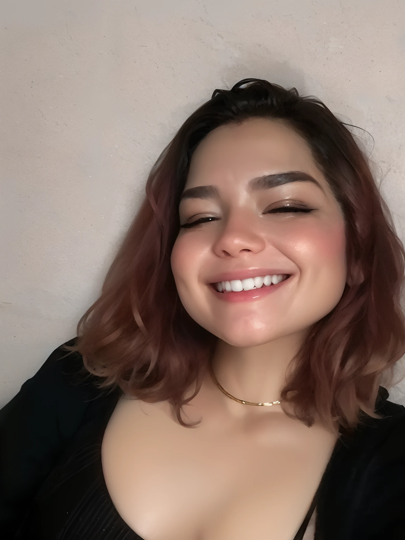 mulher sorridente com cabelo vermelho e top preto posando para uma foto, foto de perfil headshot, Alanis Guillen, sorrindo e olhando diretamente, Mulher de 30 anos, 3 0 anos de idade mulher, Lorena Avarez, imagem de perfil, She is grinning, happily smiling at the camera, ligeiramente sorridente, halfbody headshot, muito ligeiramente sorridente, she is smiling and happy