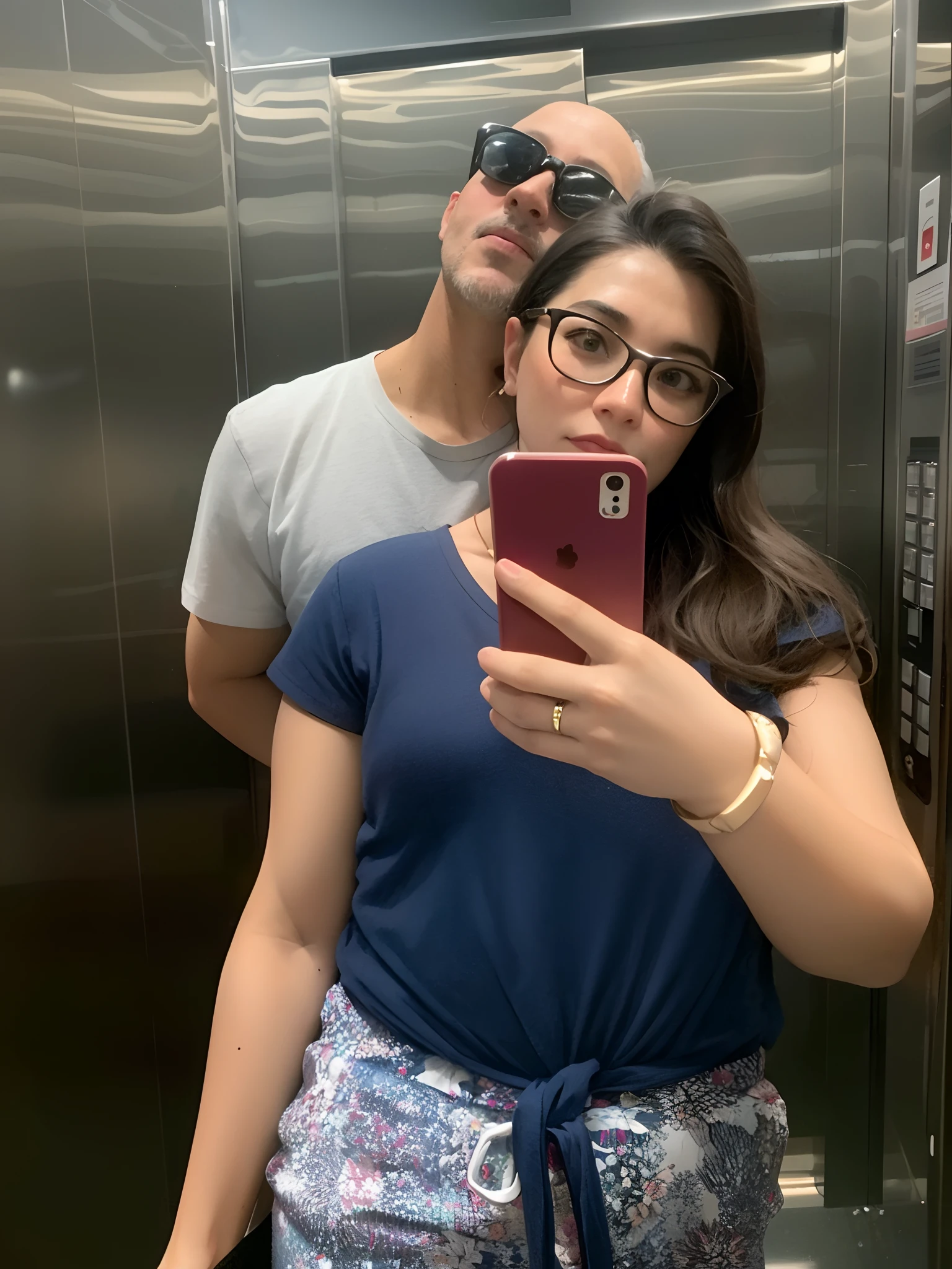 there is a man and woman taking a selfie in a elevator, em um elevador, selfie apaixonada, grupo de pessoas em um elevador, Fotografia tirada em 2 0 2 0, imagem de perfil, vacation photo, Mia califa, portas de elevador parecem uma boca, foto do perfil, acidentalmente tirar uma selfie, taken in the early 2020s, no elevador escuro