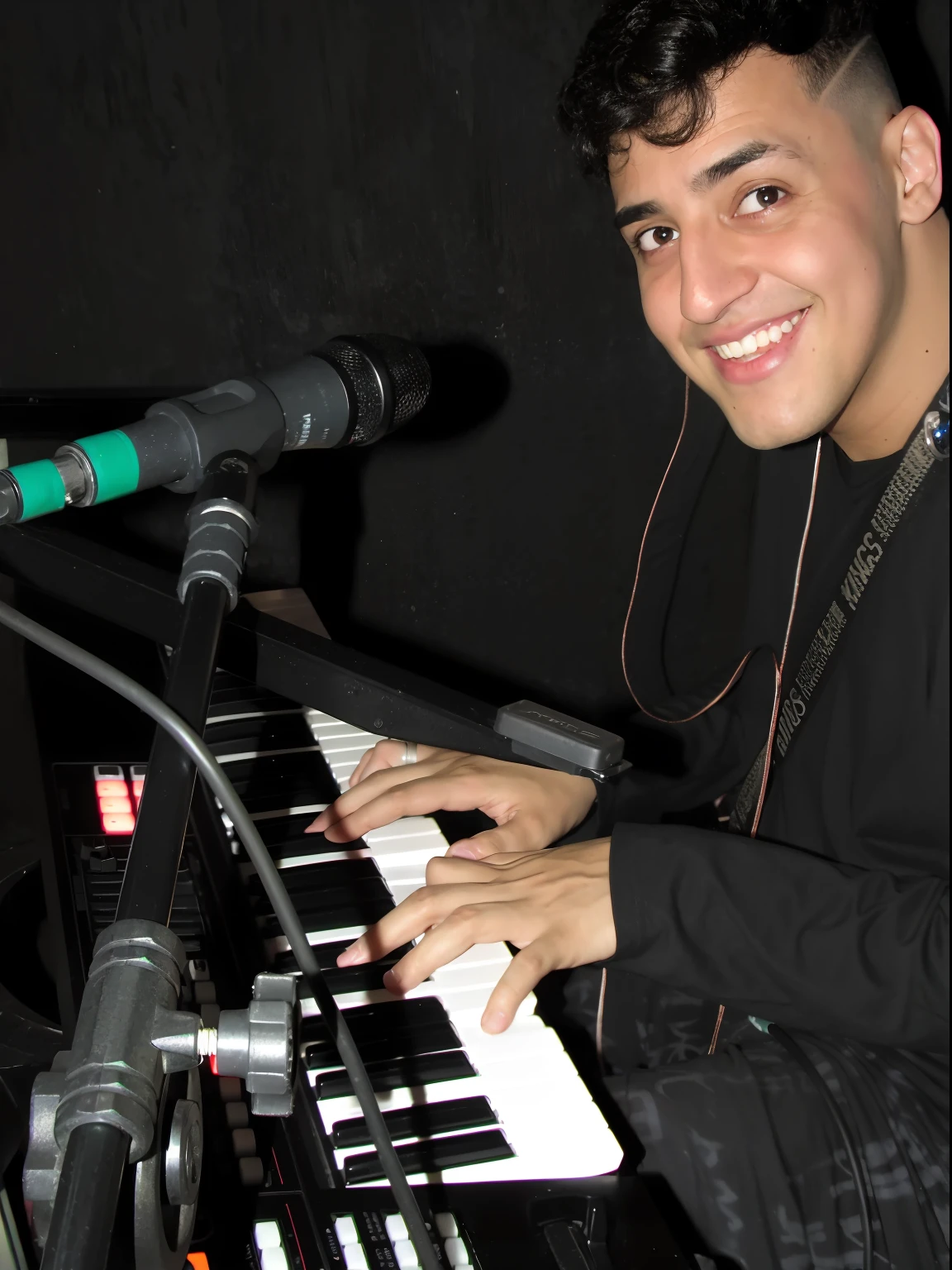 homem sorridente sentado em um teclado com fones de ouvido ligados, tecladista, Executar, pianista, Ahmad Merheb, daniel mirante, Sam Nassour, Farid Ghanbari, caio santos, Apresentando-se no palco, tiradas no final dos anos 2000, Emad Mostaque, Jamel Shabbaz, tocando piano, Amr Elshamy, Mohamed Chahin