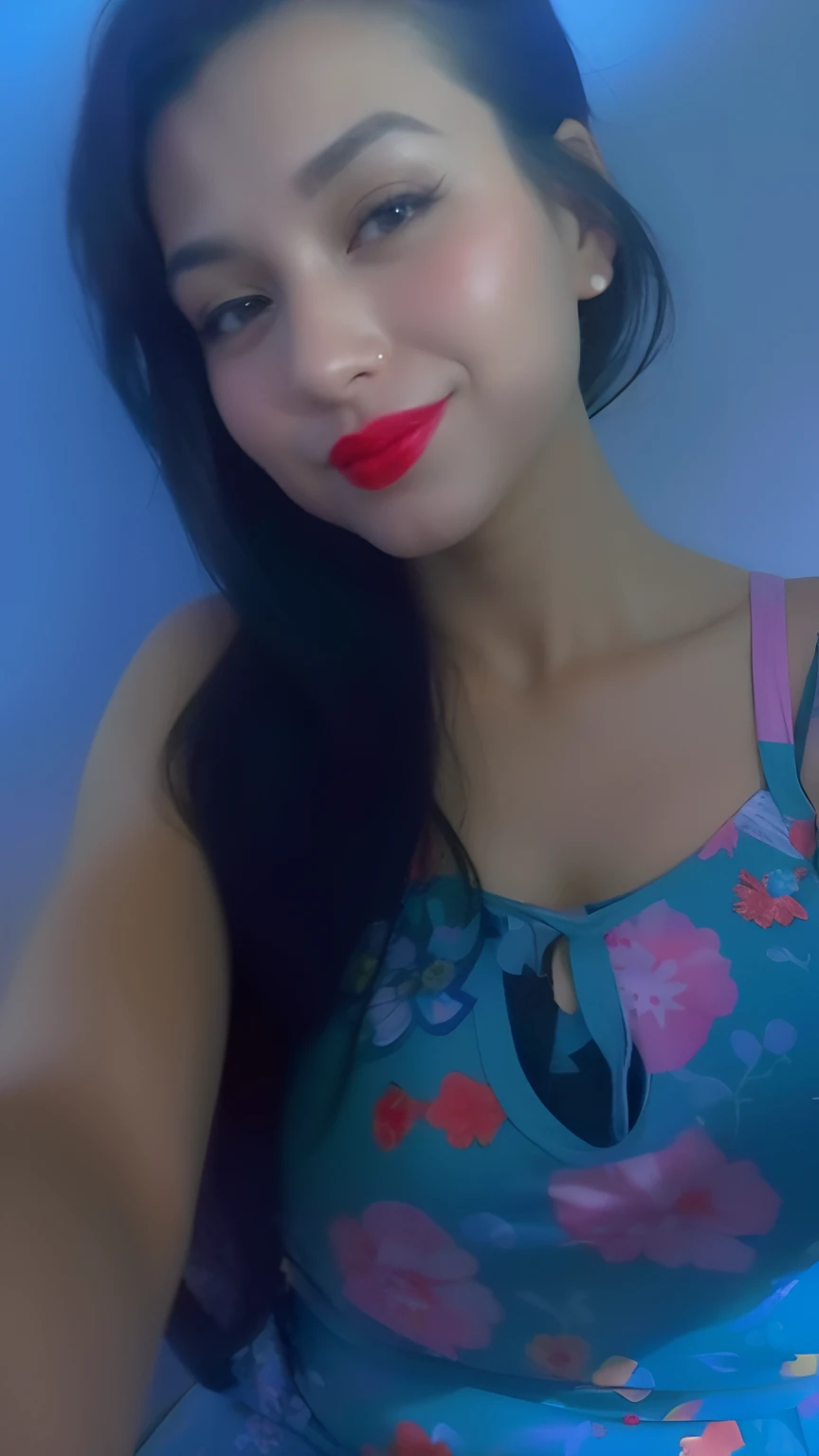 There's a woman with a red lipstick and a blue dress, com um sorriso sedutor, com um lindo sorriso, foto atraente, bonito bonito, cheeky smile with red lips, com olhar encantador, candid picture, beutifull, foto de perfil,  muito bonita, imagem de qualidade muito baixa, fotografia de baixa qualidade, Upload de alta qualidade, com rosto preciso