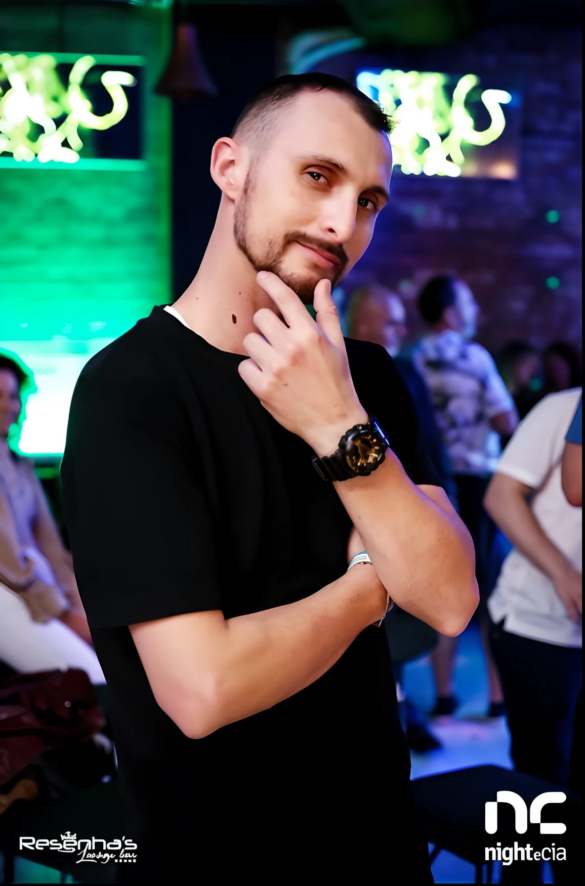 There's a man standing in a room with people standing, tirada em discoteca, foto de perfil 1024px, editado no photoshop, Vitaly Bulgarov, Alexey Gurylev, Tiro na Nikon Z9, Patryk Hardziej, Estilo Dmitry Prozorov, Capturado na Canon EOS R 6, taken in the night