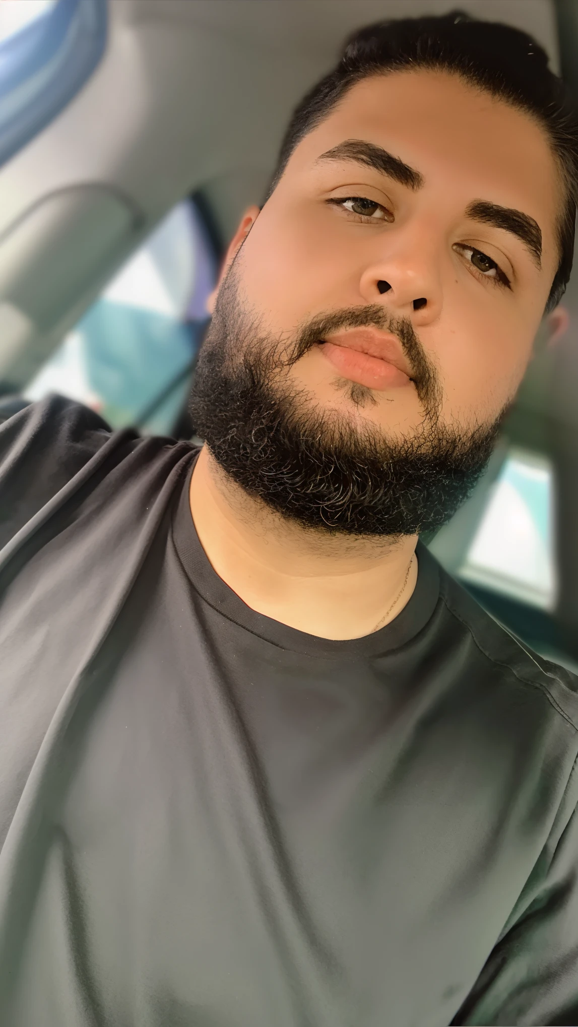 Homem com barba e camisa cinza sentado em um carro, imagem de qualidade muito baixa, thick neck, com barba e camisa preta, com uma barba pequena, sem barba, neckbeard, sem barba, barba pequena, Fotografia selfie 8k, olhos pesados para o lado, taken in early 2020astanhos, barba grande, branco