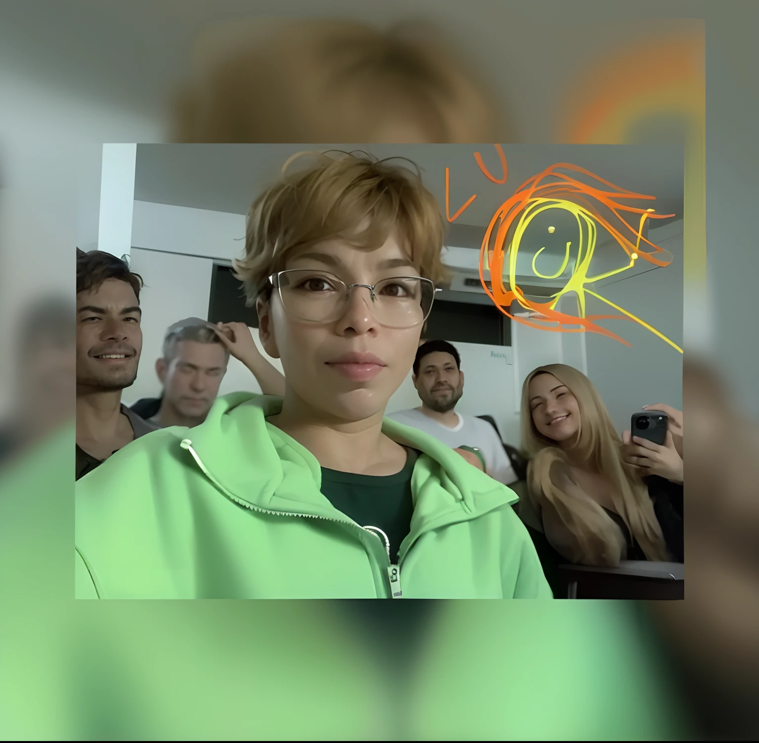 There is a woman with glasses and a green jacket in front of a group of people, imagem de qualidade muito baixa, Foto realista, foto de baixa qualidade, Lorena Avarez, tiradas no final dos anos 2000, em torno de 1 9 anos, foto do perfil, arte digital. @mariomaniacdude
