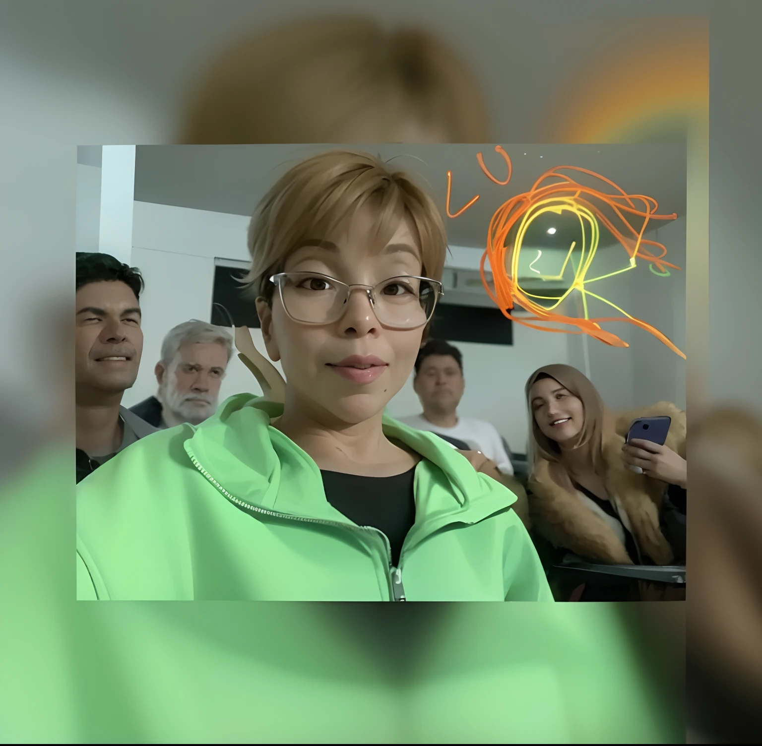 There is a woman with glasses and a green jacket in front of a group of people, imagem de qualidade muito baixa, Foto realista, foto de baixa qualidade, Lorena Avarez, tiradas no final dos anos 2000, em torno de 1 9 anos, foto do perfil, arte digital. @mariomaniacdude
