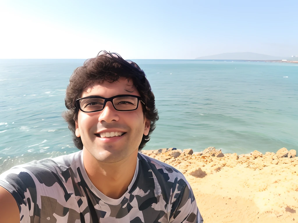 Smiling man with glasses taking a selfie on the beach, mar ao fundo, O mar ao fundo, no mar, oceano ao fundo, O oceano ao fundo, near the sea, Costa como pano de fundo, mar no fundo, standing near the beach, Juanjo Guarnido, Ricardo Milos, foto selfie, foto retrato