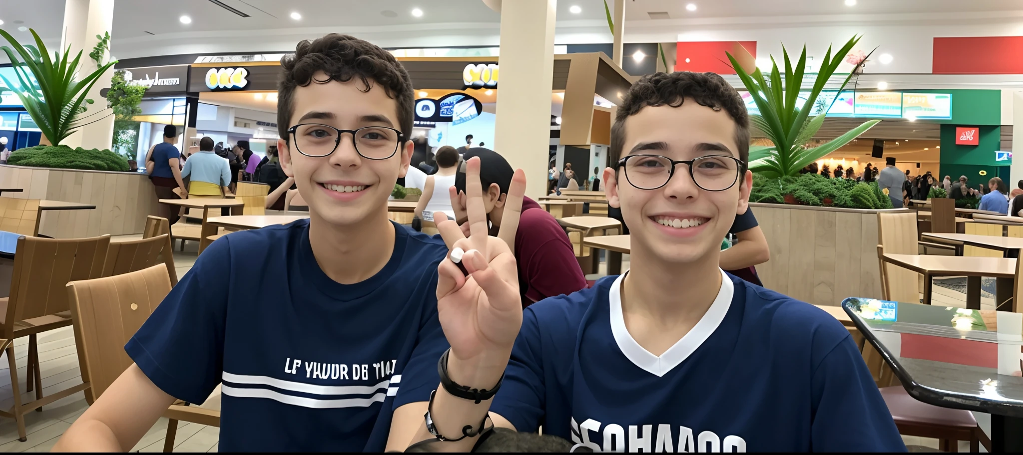 They're posing for a picture in the afternoon, In the food court of a shopping mall, dois adolescentes felizes