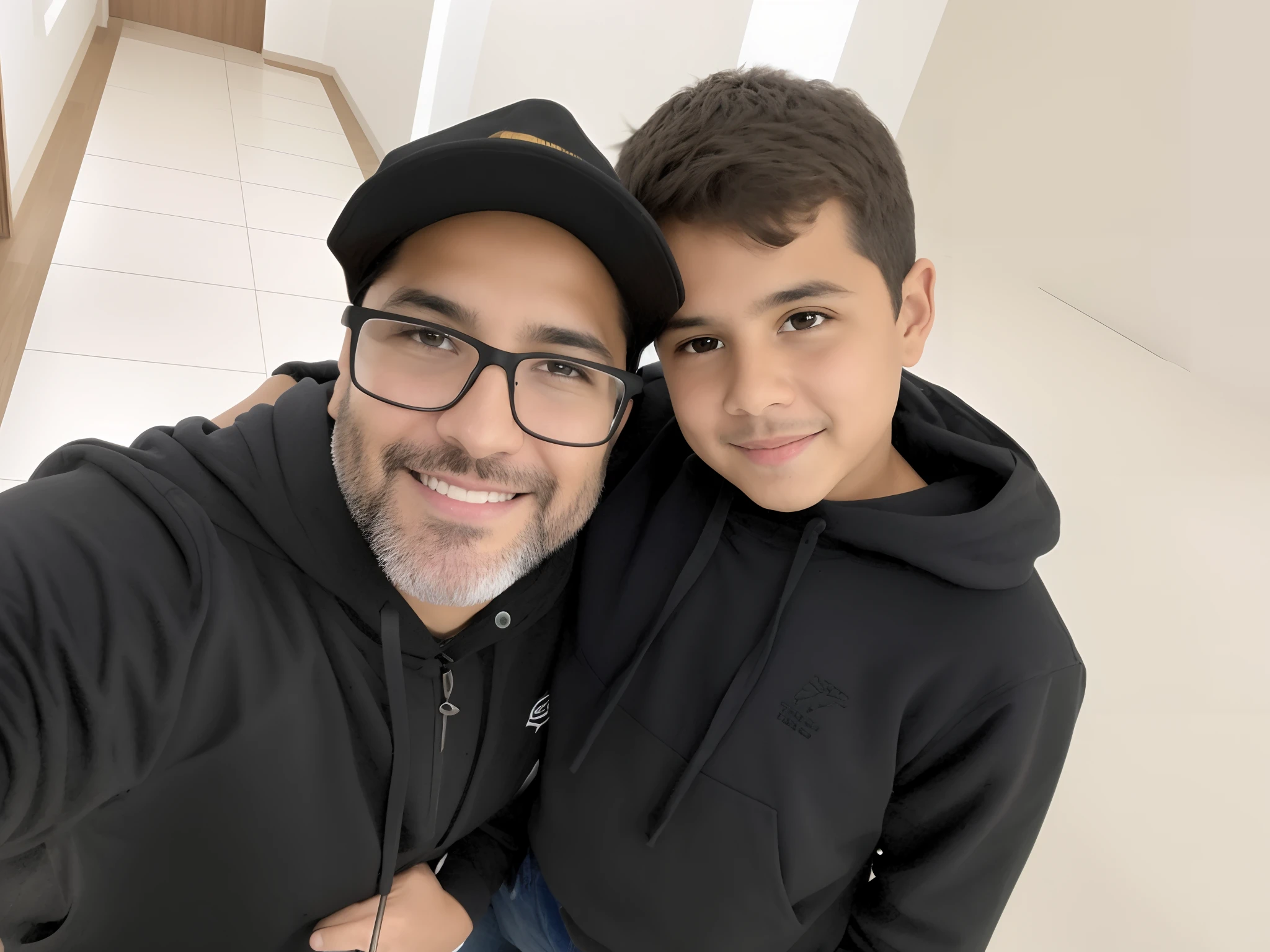 There's a man and a boy who are taking a selfie, with a kid, gui guimaraes, mateus 9 5, 4 k post, Postagem 4k, cabrito, Homens de 45 anos, Alex, Fotografia selfie 8k, Condutor de Ene, Amor, imagem de qualidade muito baixa, tirado no iphone 14 pro