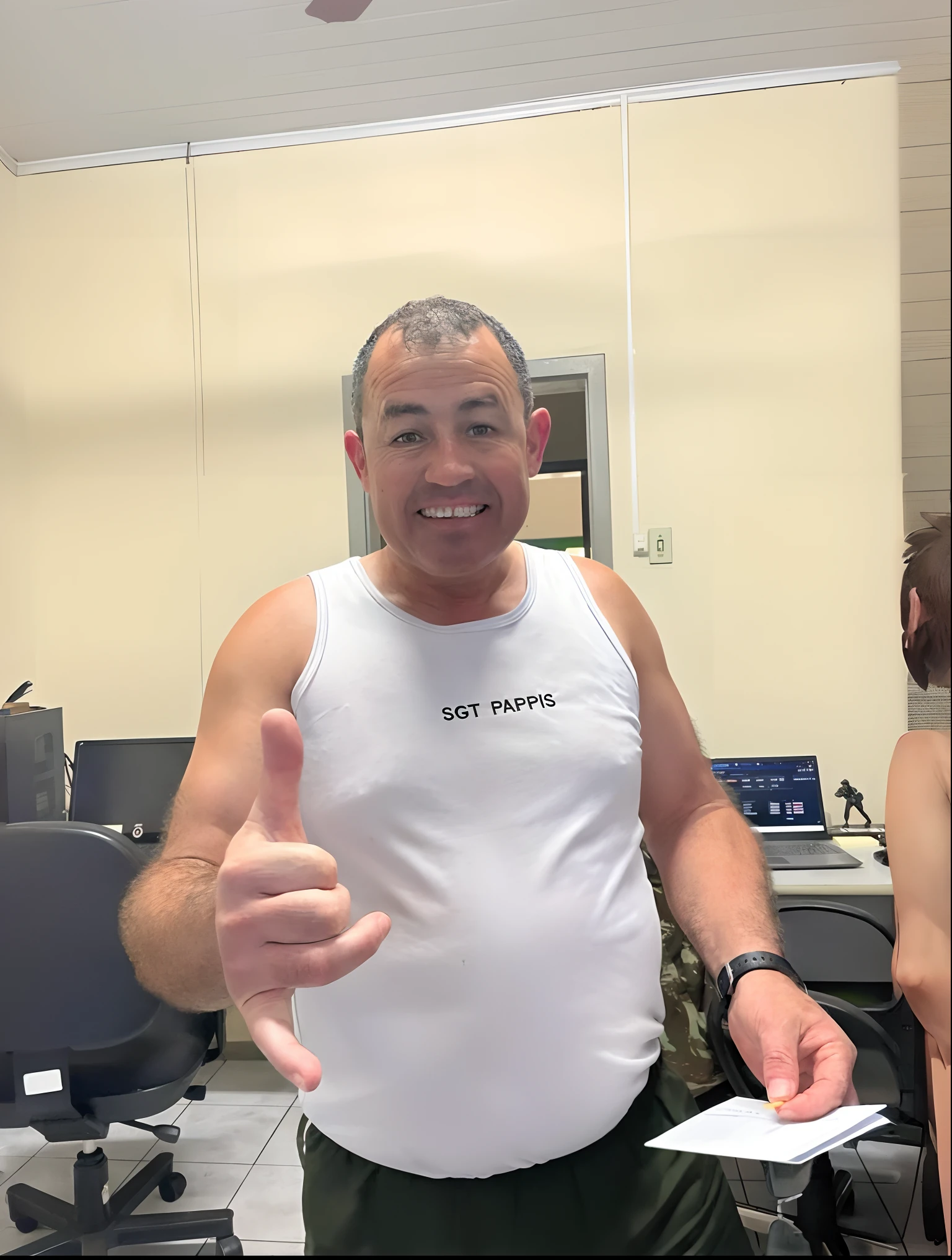 There's a man in a white tank top giving a thumbs up, Temuera Morrison, inspirado em Brian 'Chippy' Dugan, dando os polegares para cima, giving a thumbs up to the camera, Harry Nukem, dando um polegar para cima, usando camiseta regata, Capturado no iPhone, sem camisa sob o colete, Postagem no Reddit, Ronaldo Nazario