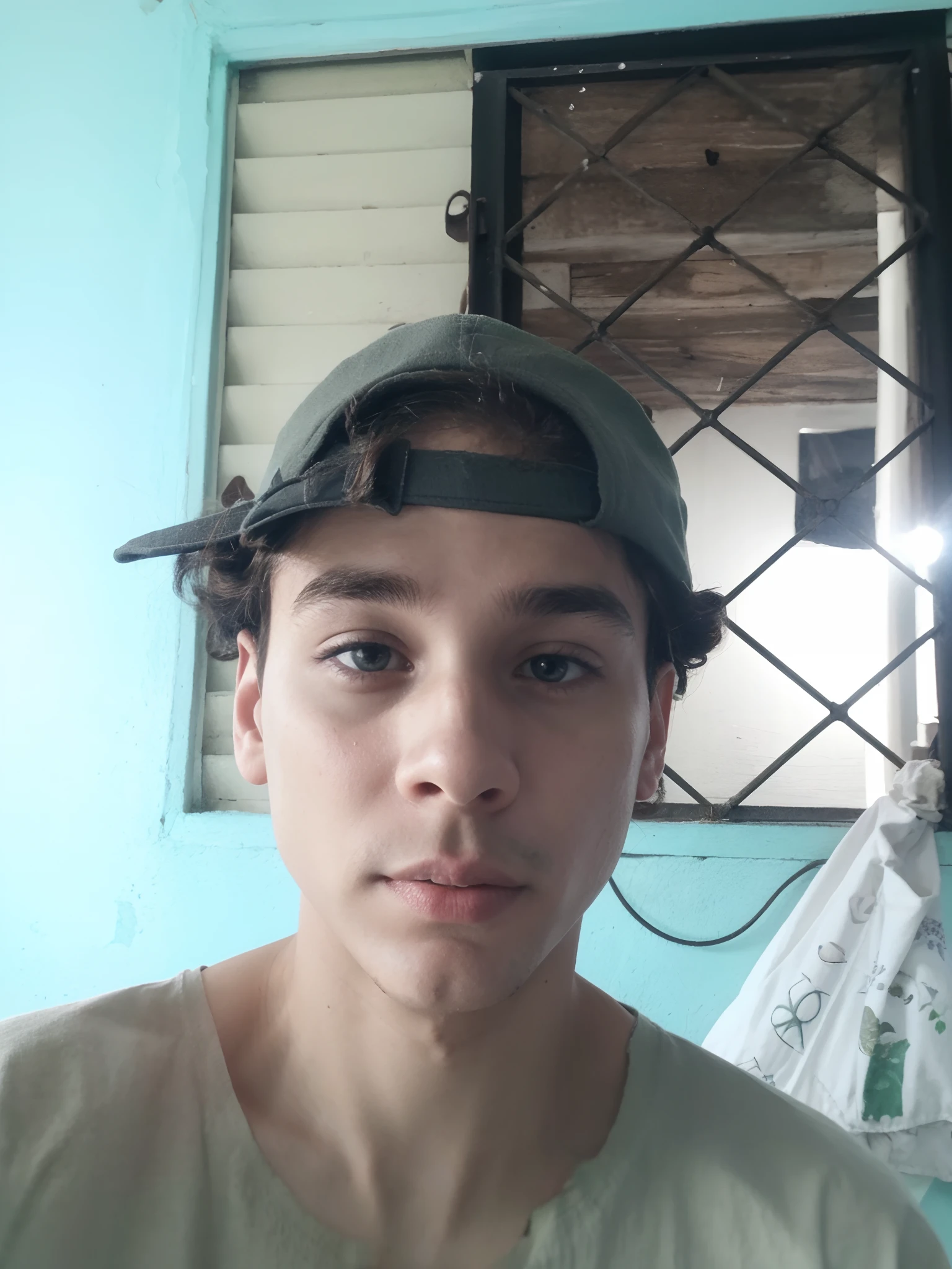 Menino de cabelo enrolado, cap , branco de olho verde