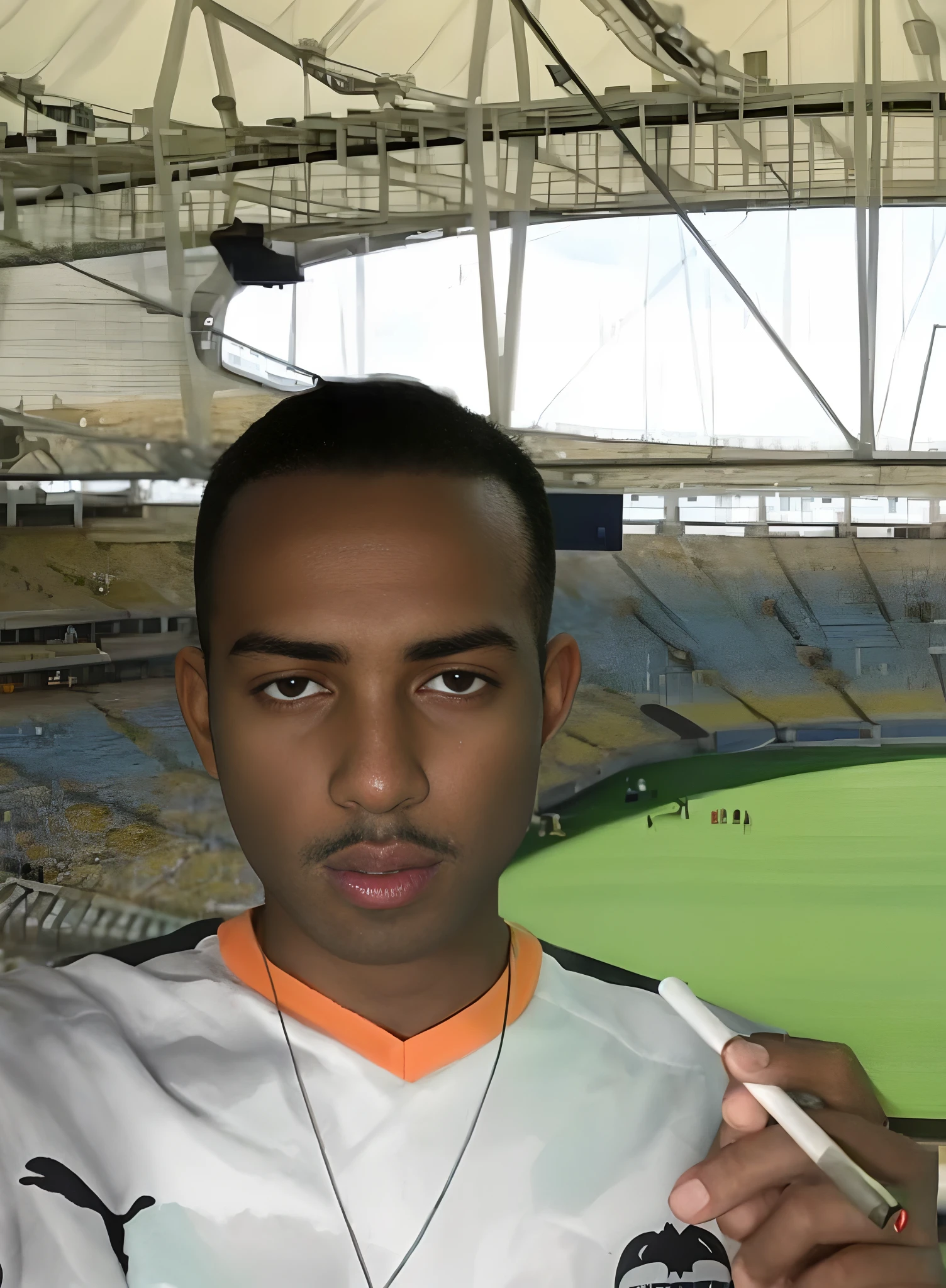 There's a man with a cell phone in his hand, Mohamed Reda, Mohamed Chahin, Sul, Atef, Riyahd Cassiem, Ronaldo Phenomenon, na copa do mundo, mateus 9 5, icaro carvalho, foto de perfil 1024px, luis melo, Estilo Mohamed Chahin, inspirado em Willian Murai