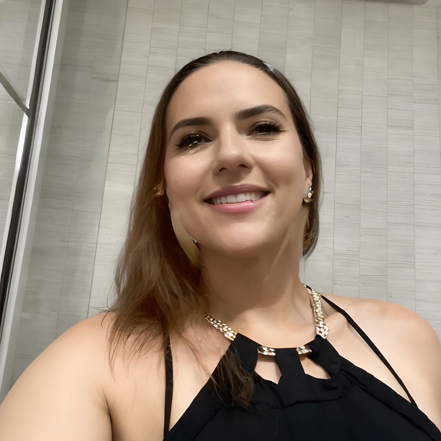 There's a woman in a black top smiling in a bathroom, taken in the early 2020s, Mulher de 30 anos, 3 0 anos de idade mulher, foto de perfil headshot, 2 7 anos, 2 9 anos, mid 2 0's female, she is wearing a black tank top, 2 8 anos, cerca de 3 5 anos