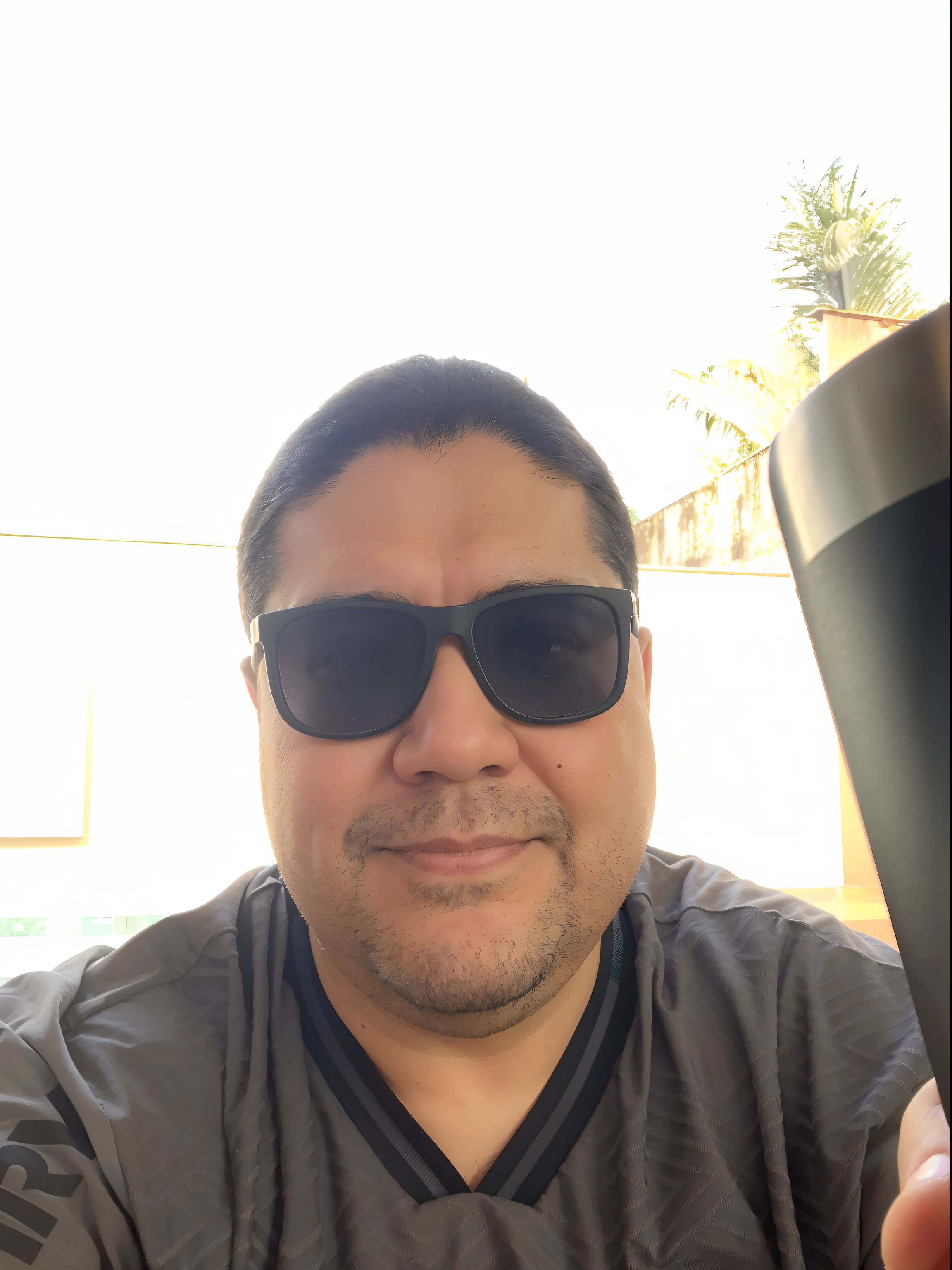 There's a man who's got a glass in his hand, inspirado em Rodolfo Morales, inspirado em Eddie Mendoza, andres rios, Postagem no Reddit, Alex Yanes, Luis Nieves Sr., segurando um par de ventiladores. irreal 5, with sun glasses, inspirado em Ric Estrada, Directed by: Ric Estrada, Fotografia selfie 8k, David Villegas